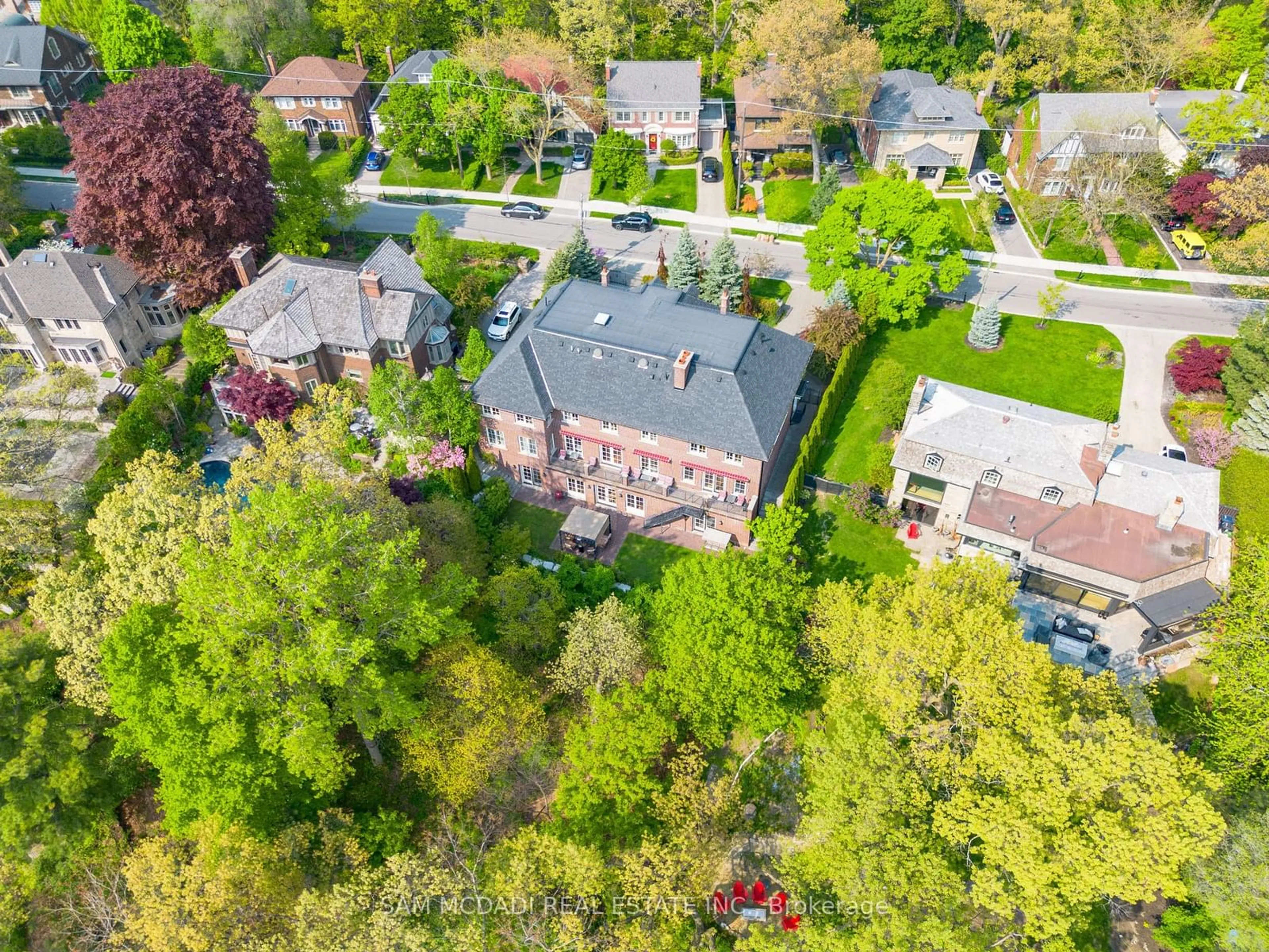 A pic from outside/outdoor area/front of a property/back of a property/a pic from drone, street for 246 Riverside Dr, Toronto Ontario M6S 4A9