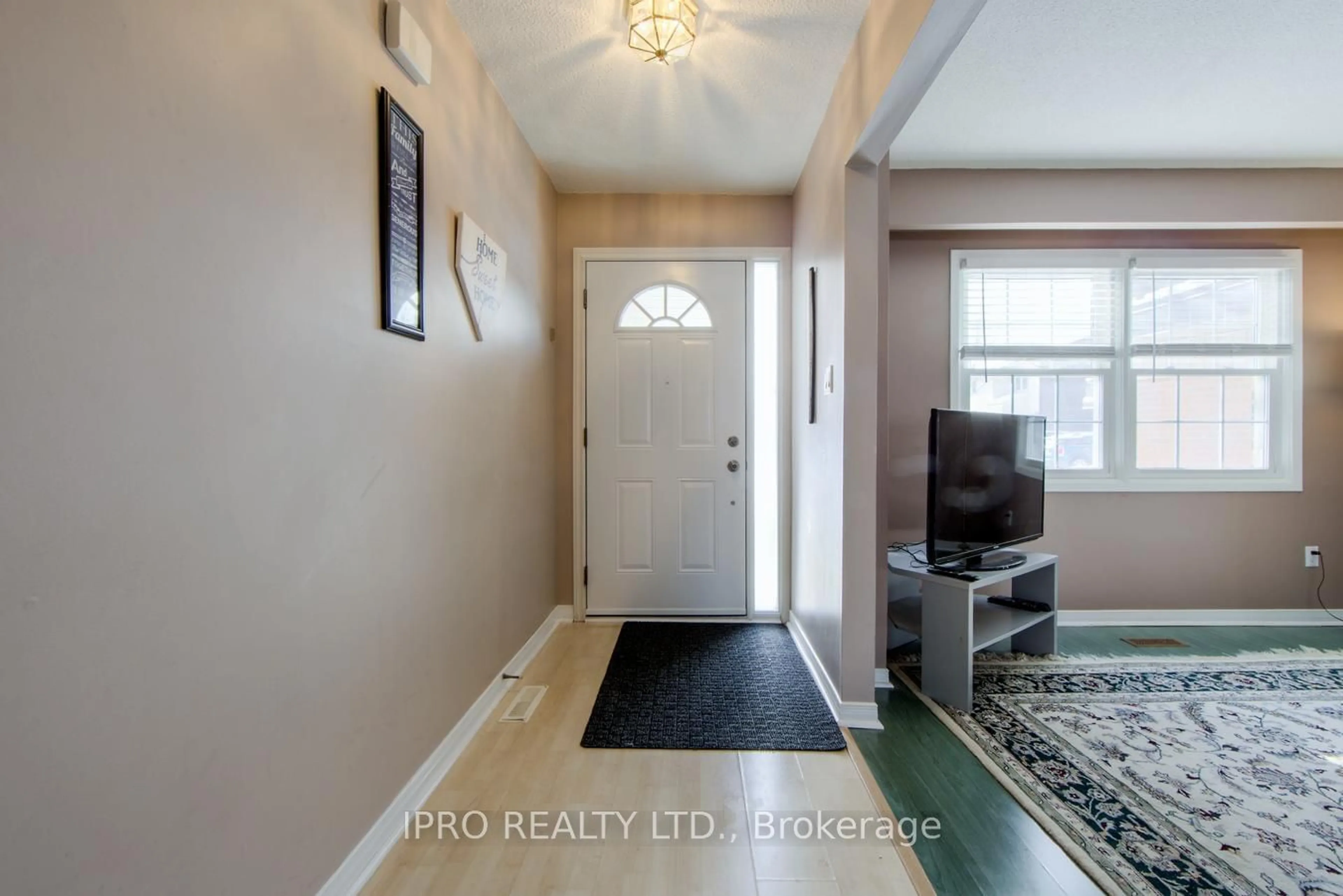 Indoor entryway for 2120 Rathburn Rd #14, Mississauga Ontario L4W 2S8