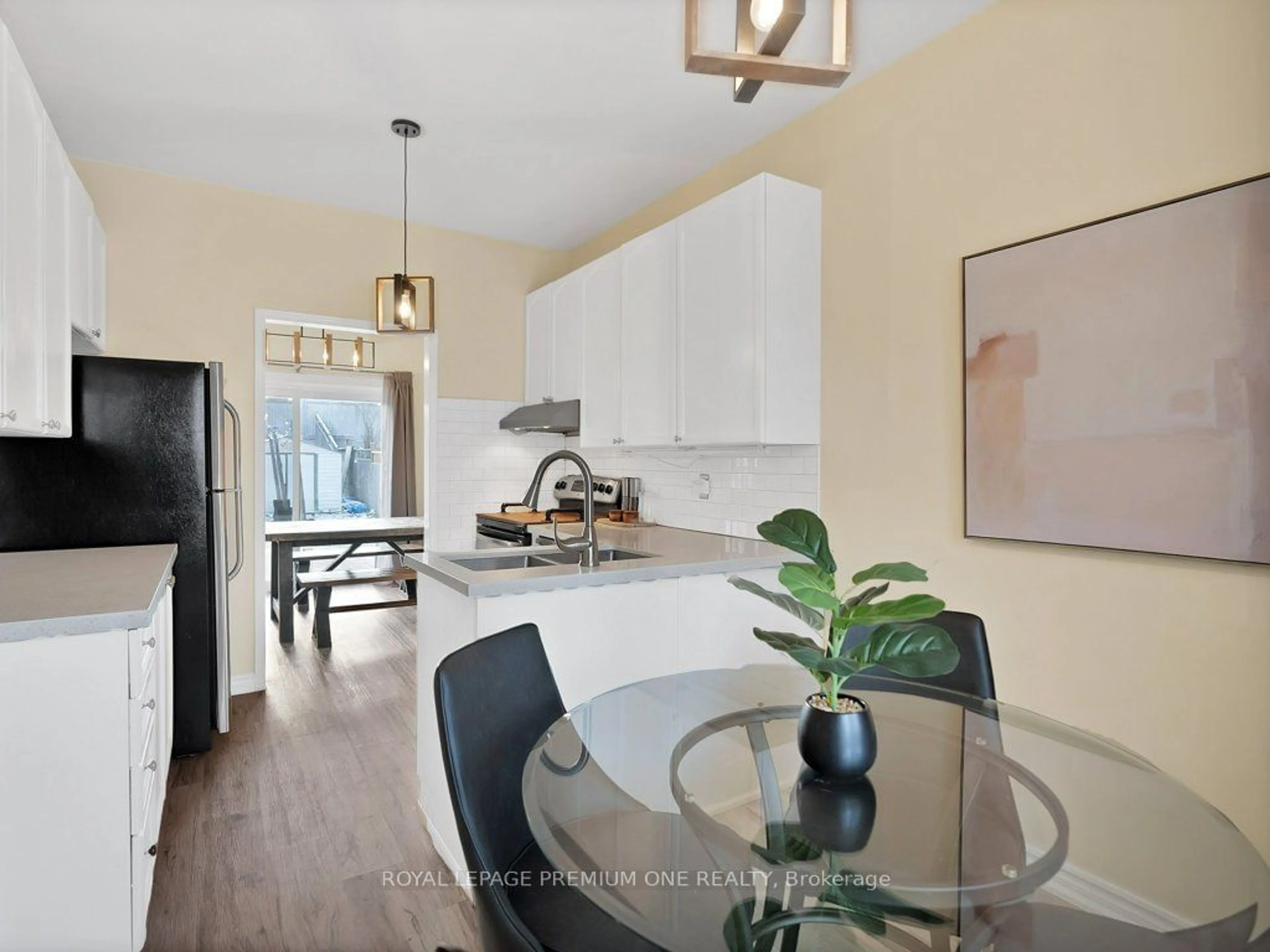 Open concept kitchen, unknown for 62 Twin Willow Cres, Brampton Ontario L7A 1K2