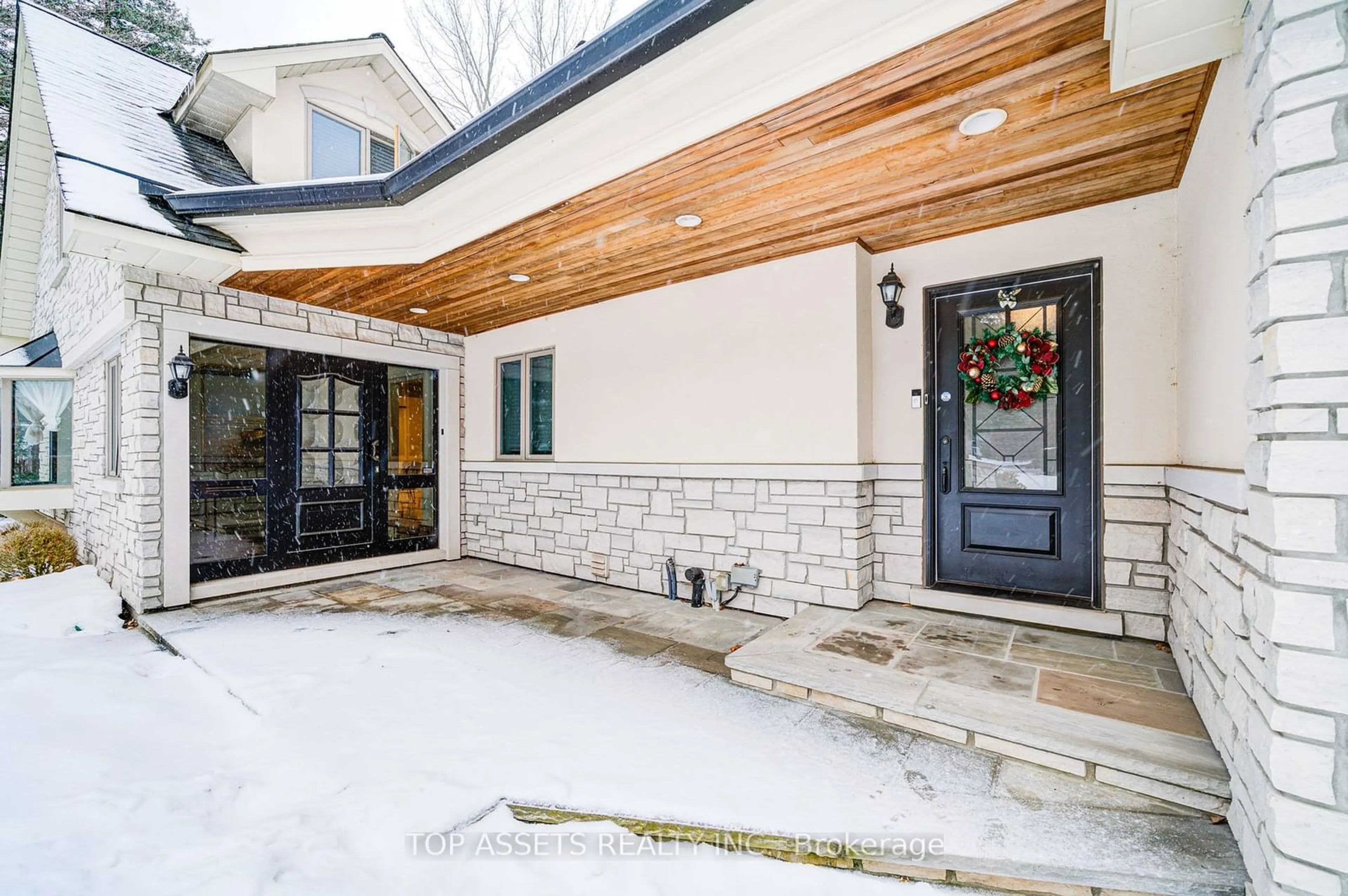 Indoor entryway for 152 Elton Park Rd, Oakville Ontario L6J 4C1