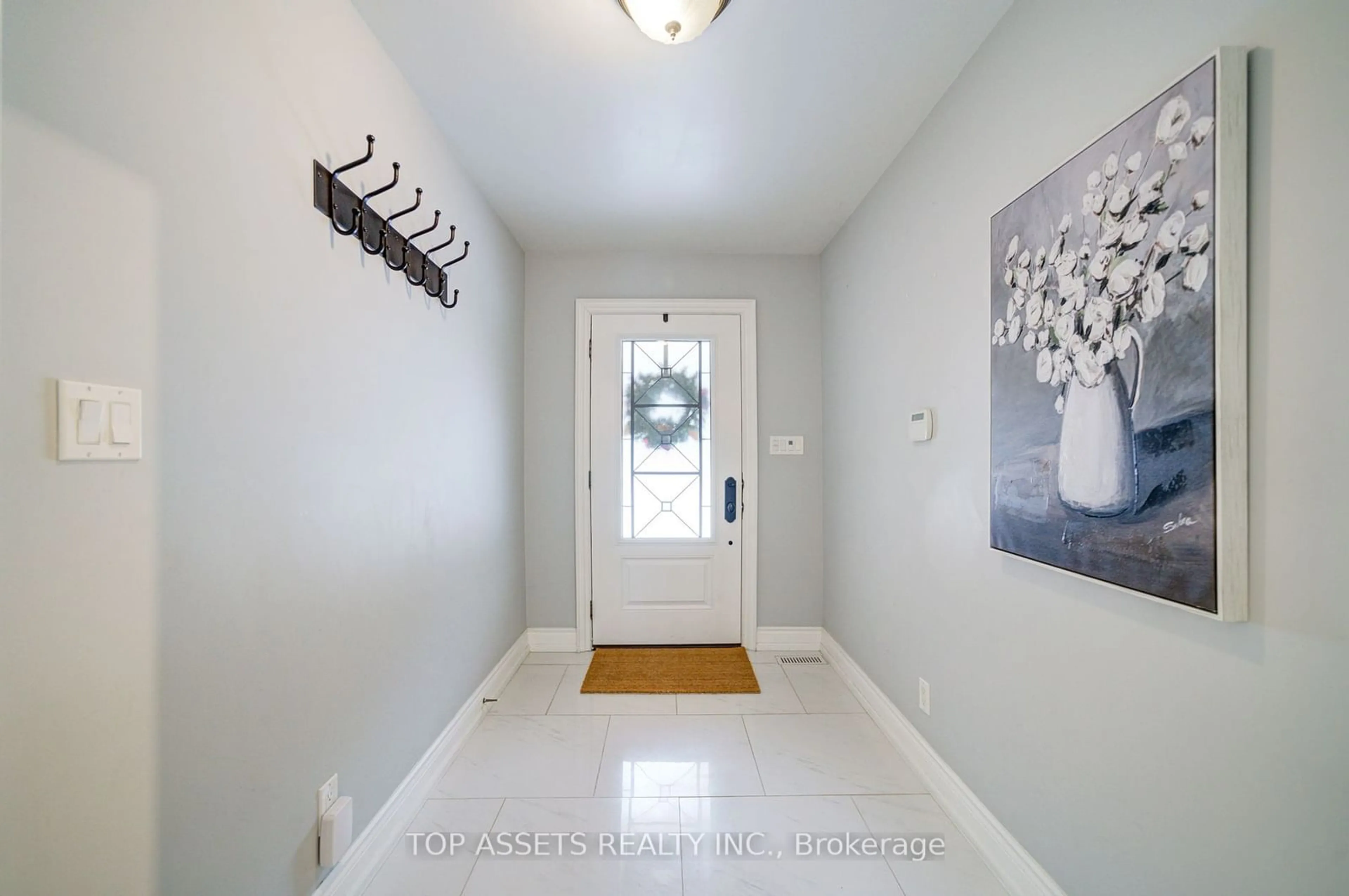 Indoor entryway for 152 Elton Park Rd, Oakville Ontario L6J 4C1