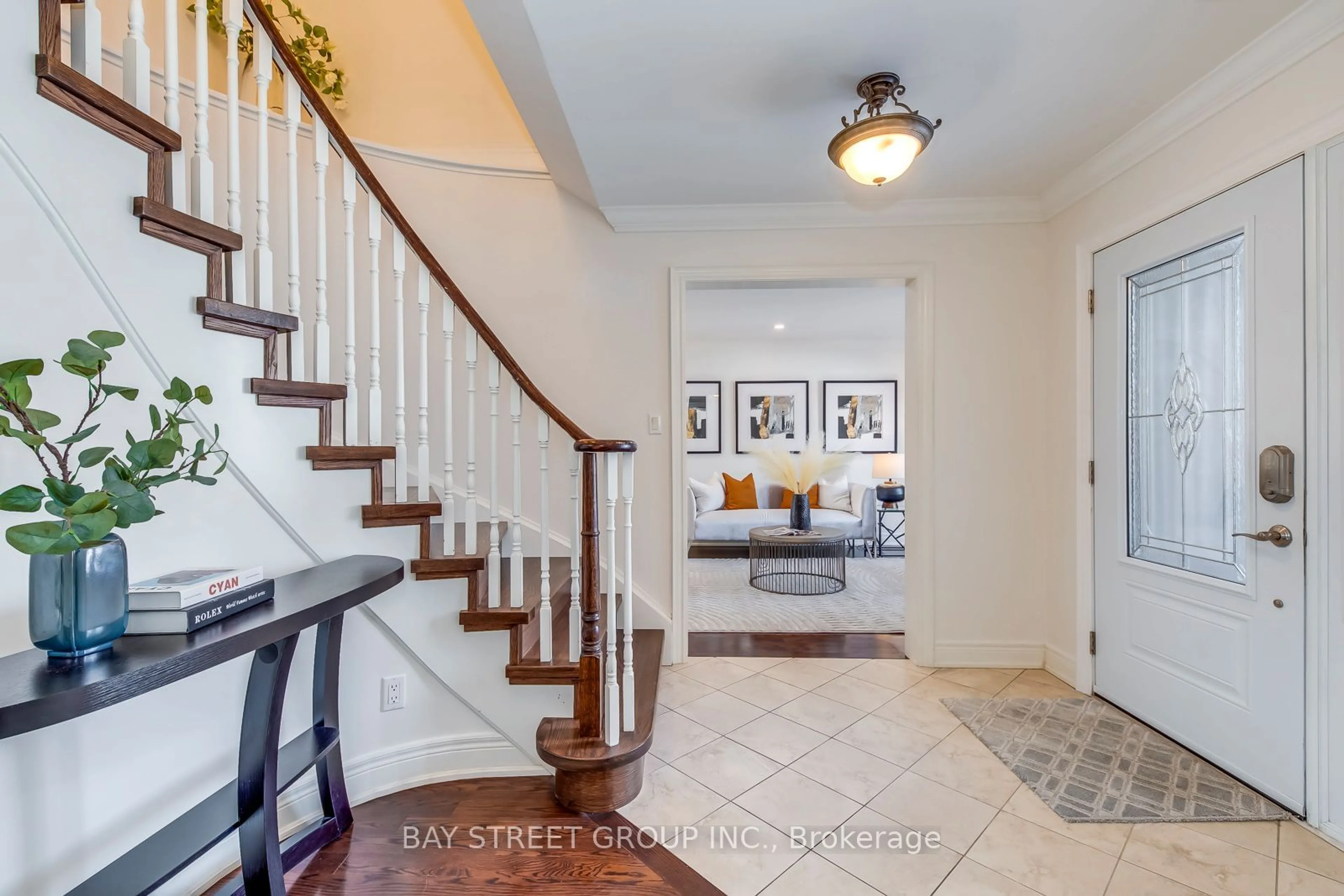 Indoor entryway for 1128 Lansdown Dr, Oakville Ontario L6J 7N7