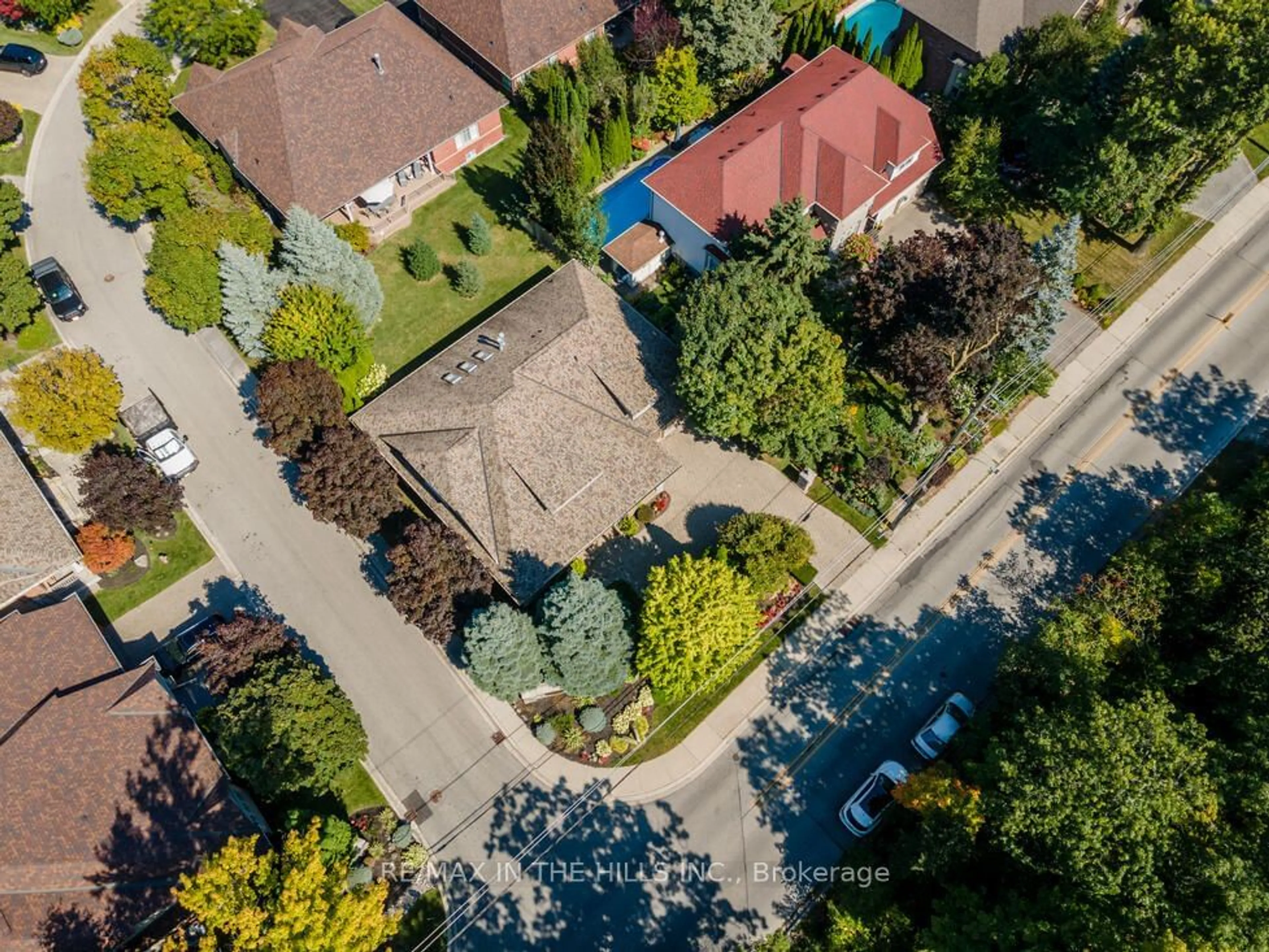 A pic from outside/outdoor area/front of a property/back of a property/a pic from drone, street for 2165 Stavebank Rd #27, Mississauga Ontario L5C 1T3