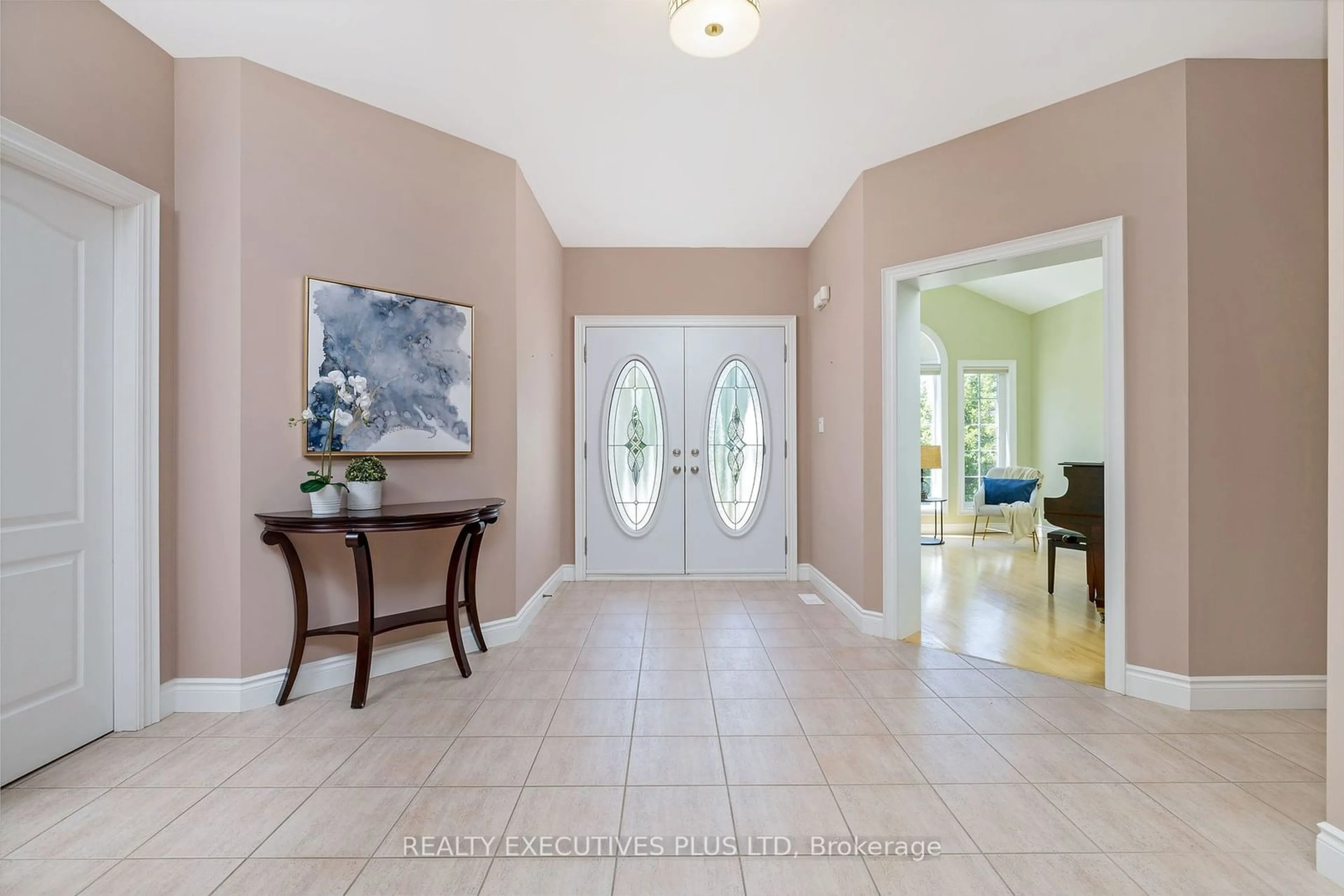 Indoor entryway for 2547 Morrison Ave, Mississauga Ontario L5C 3J6