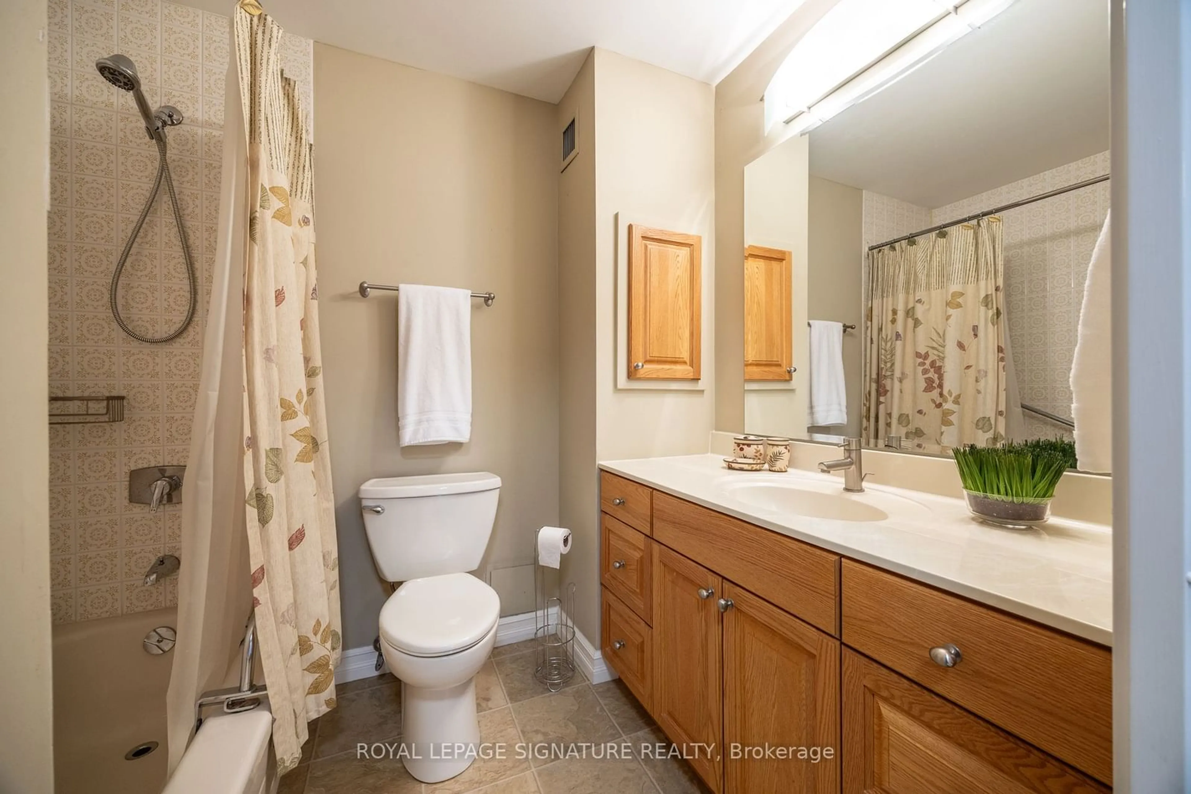 Standard bathroom, ceramic/tile floor for 1300 Bloor St #203, Mississauga Ontario L4Y 3Z2