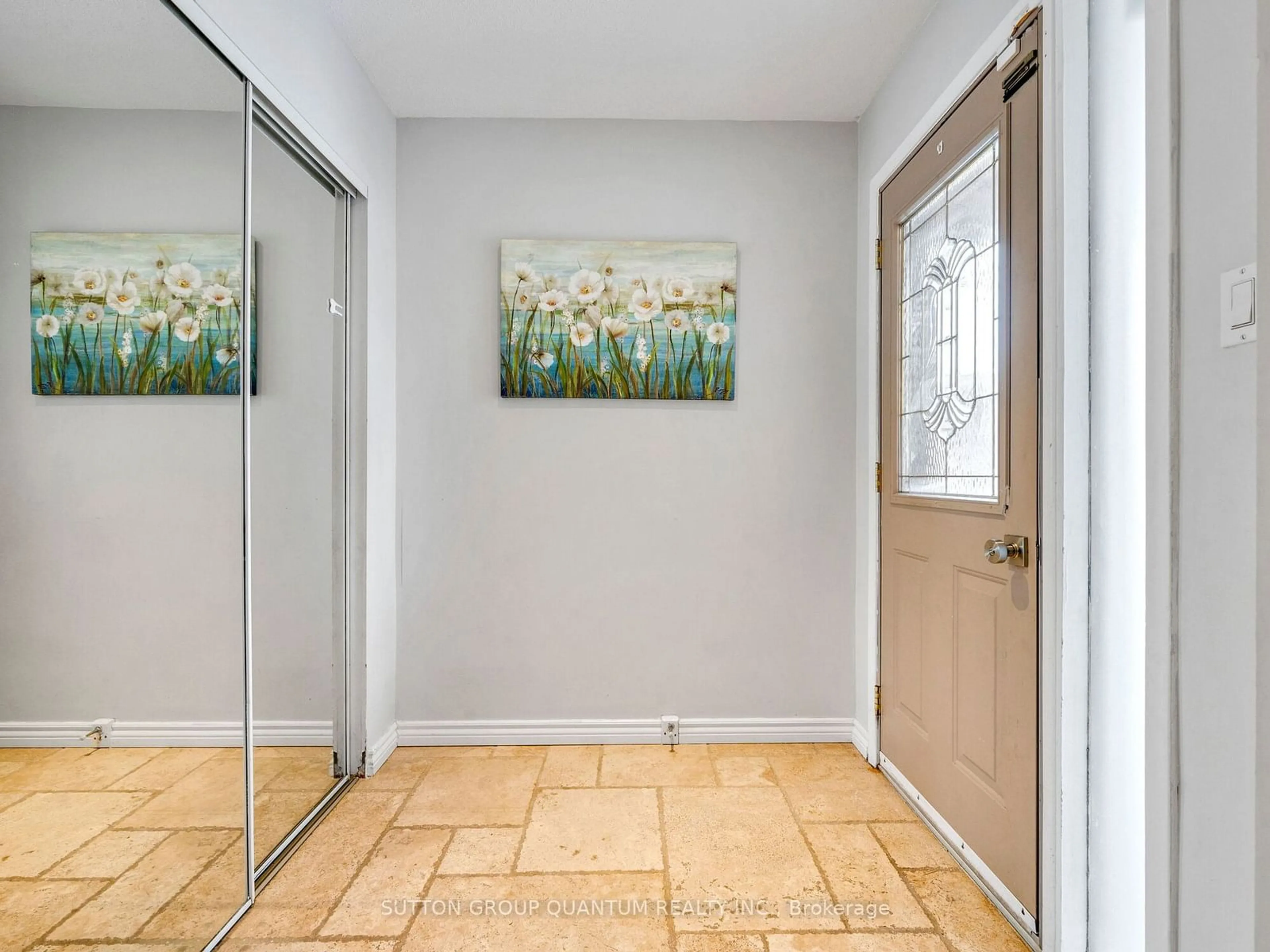 Indoor entryway for 4423 Sawmill Valley Dr, Mississauga Ontario L5L 3H8