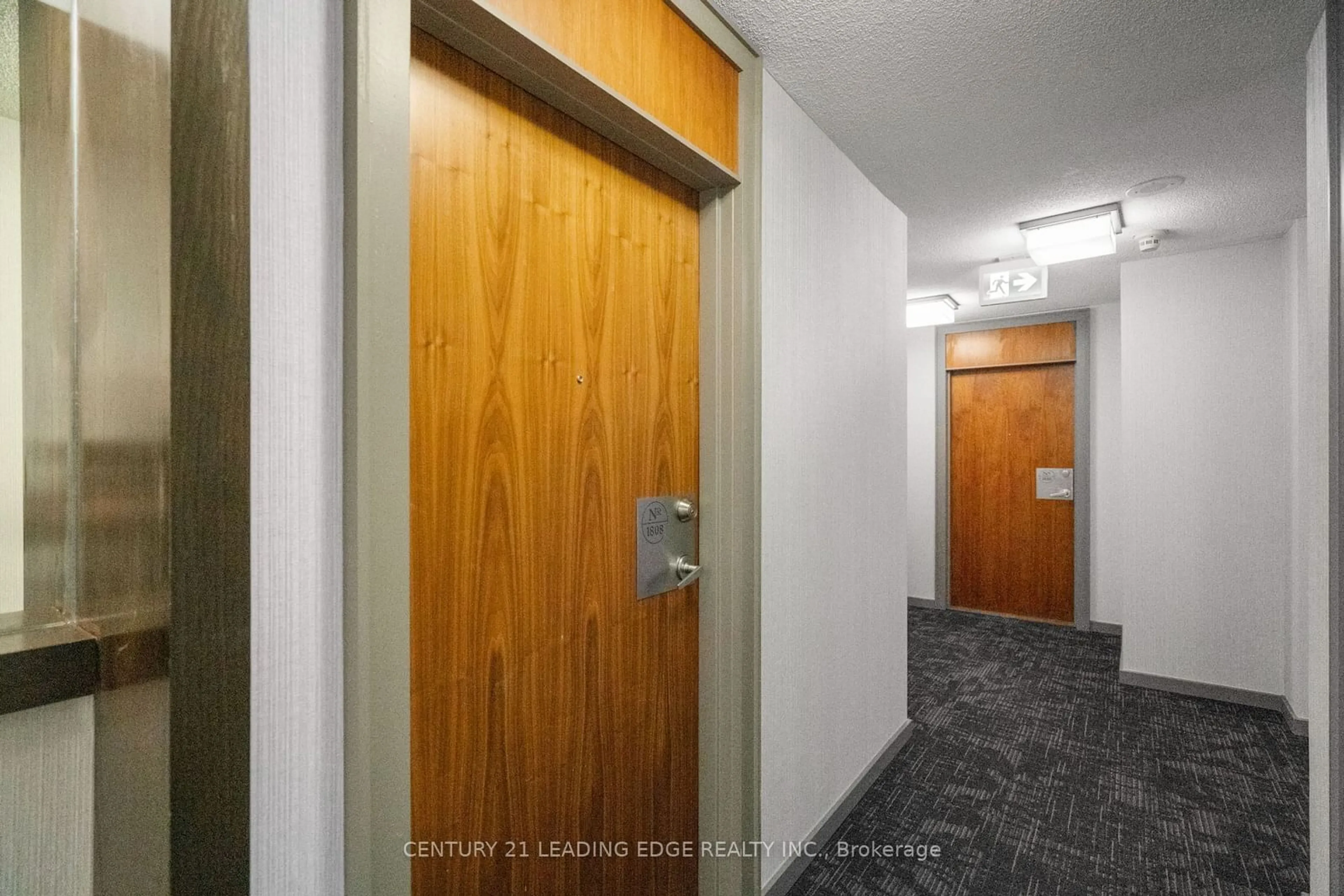 Indoor foyer for 33 ELM Dr #1808, Mississauga Ontario L5B 4M2