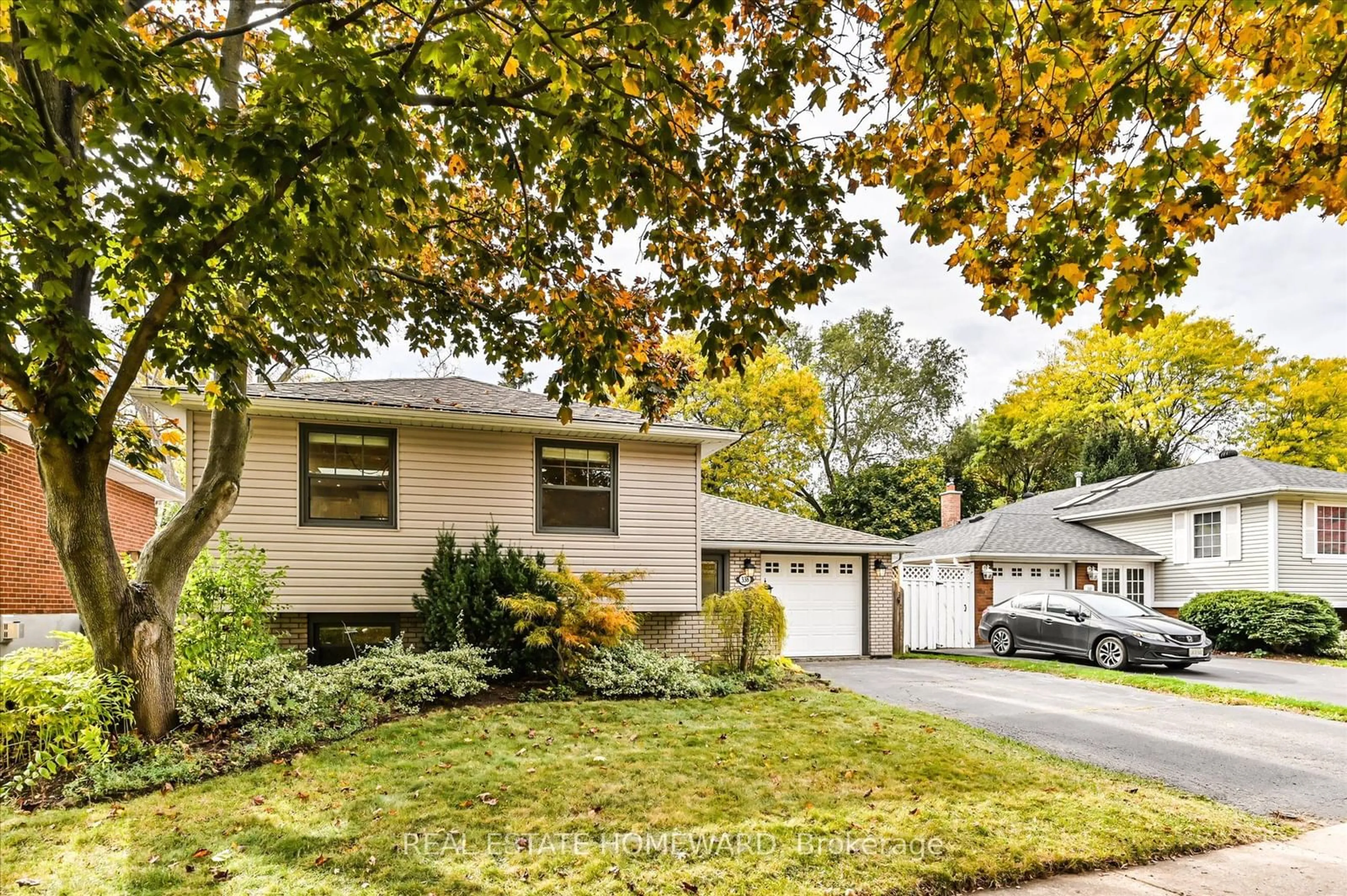 Home with vinyl exterior material, street for 338 Melores Dr, Burlington Ontario L7L 4T8