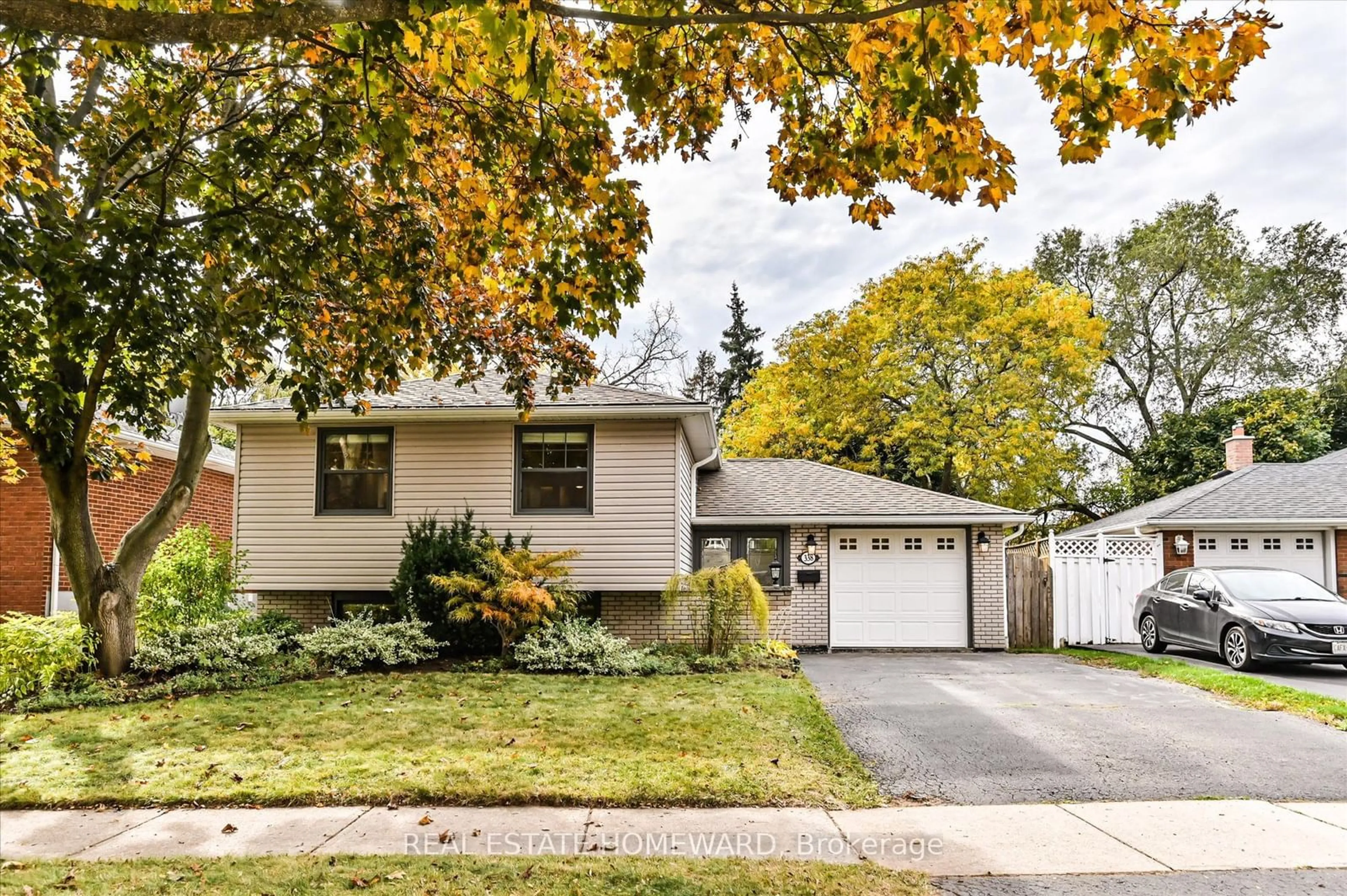 Home with vinyl exterior material, street for 338 Melores Dr, Burlington Ontario L7L 4T8