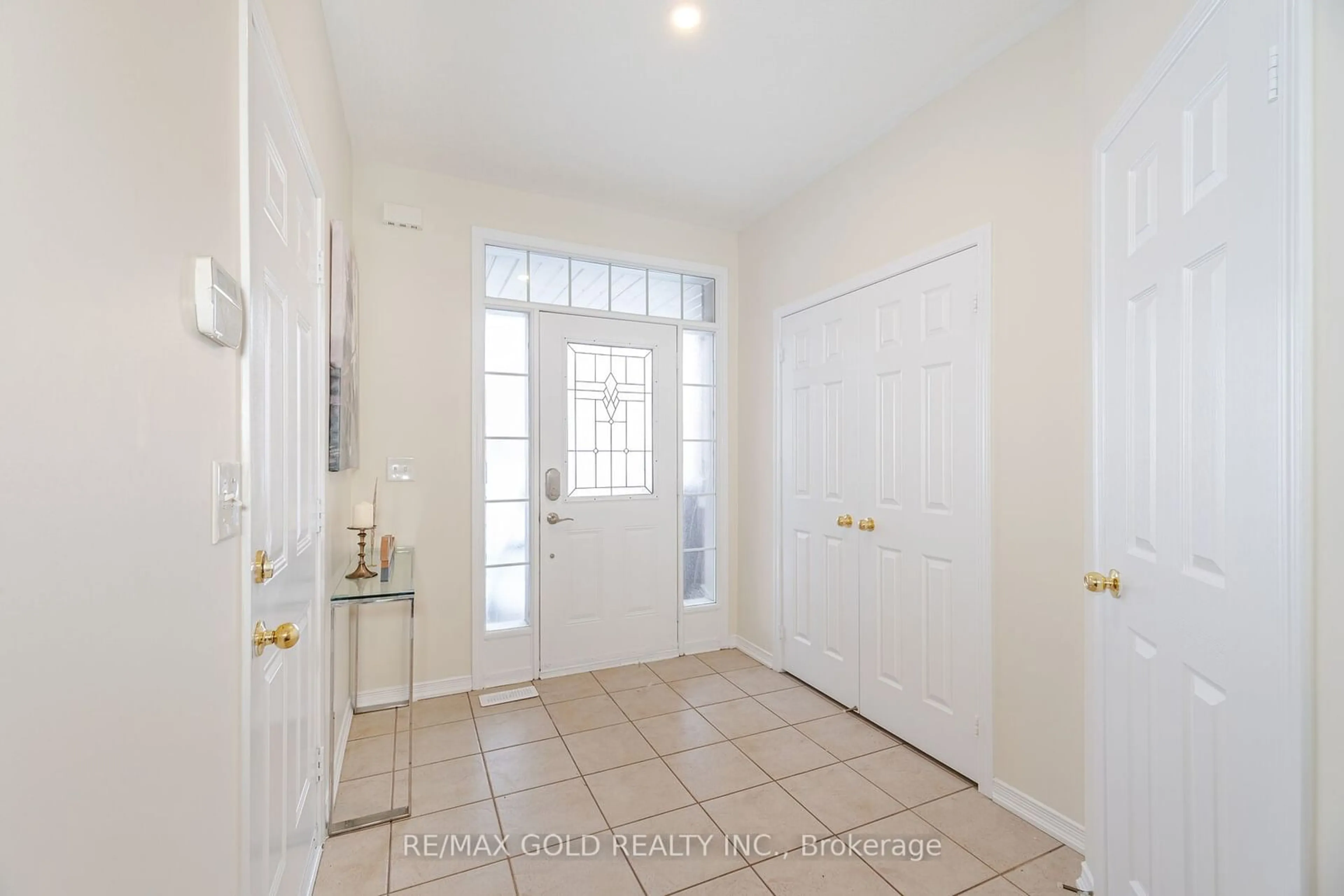 Indoor entryway for 8 Osgoode Dr, Brampton Ontario L6P 2Z4