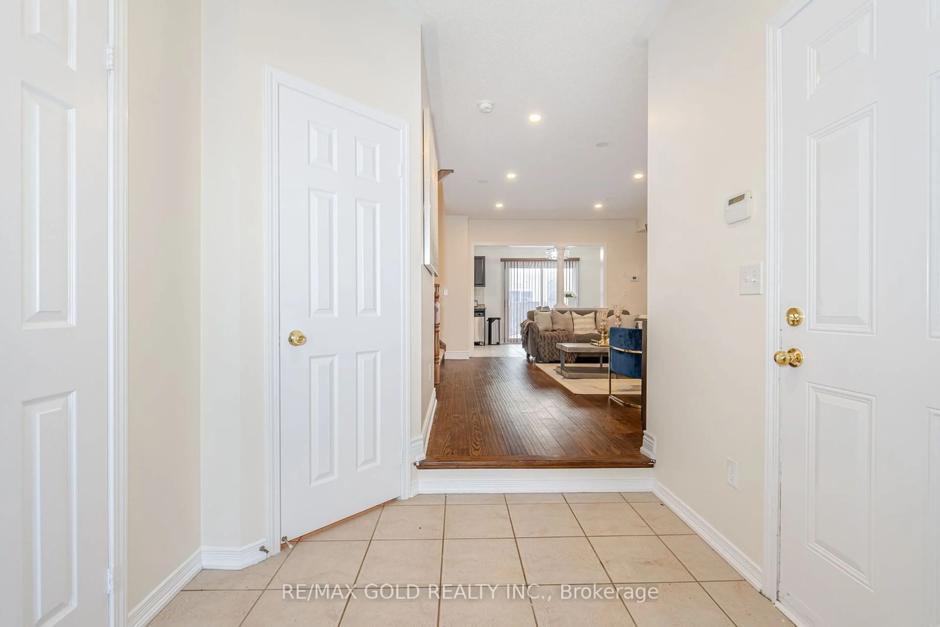 Indoor entryway for 8 Osgoode Dr, Brampton Ontario L6P 2Z4