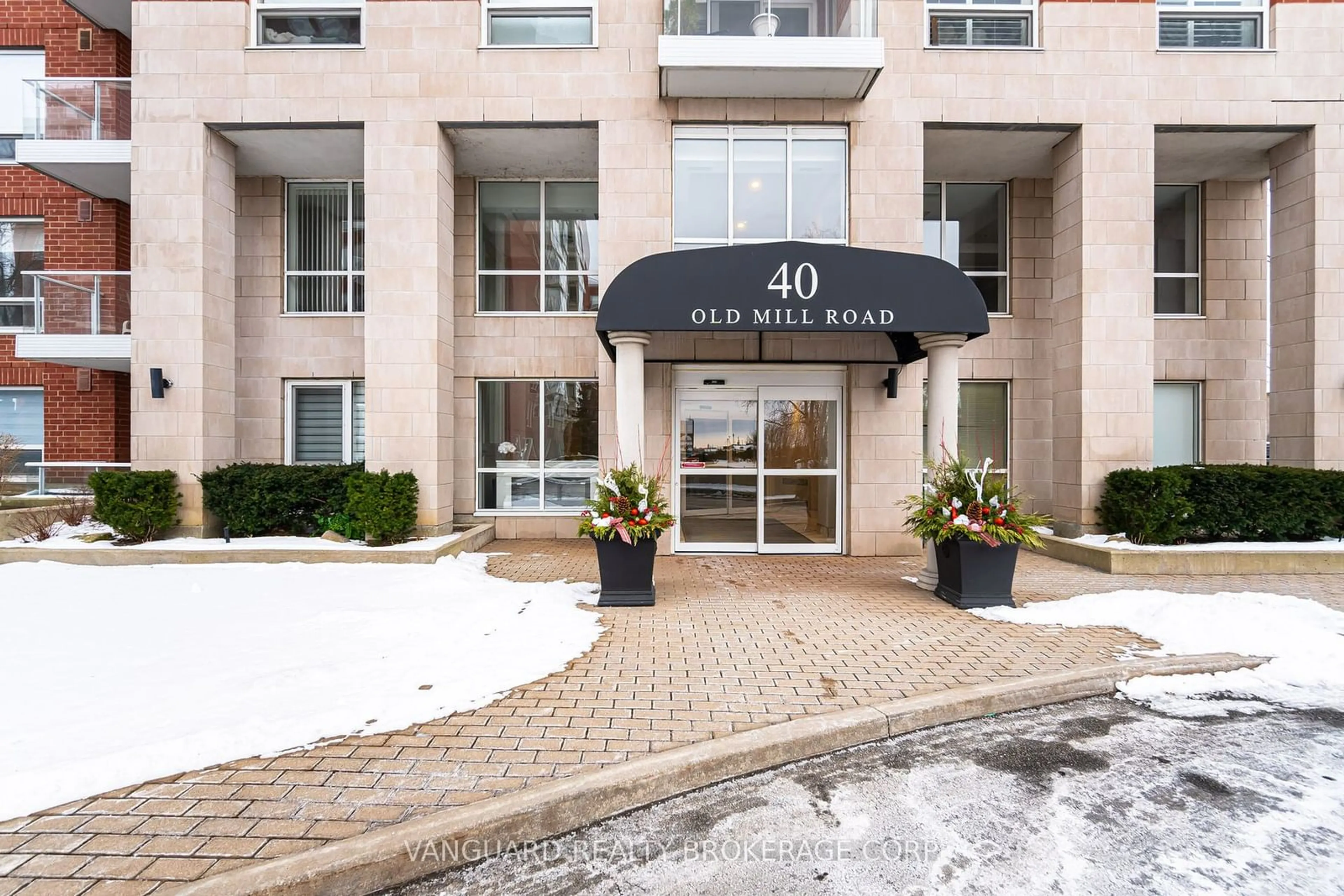 Indoor foyer for 40 Old Mill Rd #901, Oakville Ontario L6J 7W2