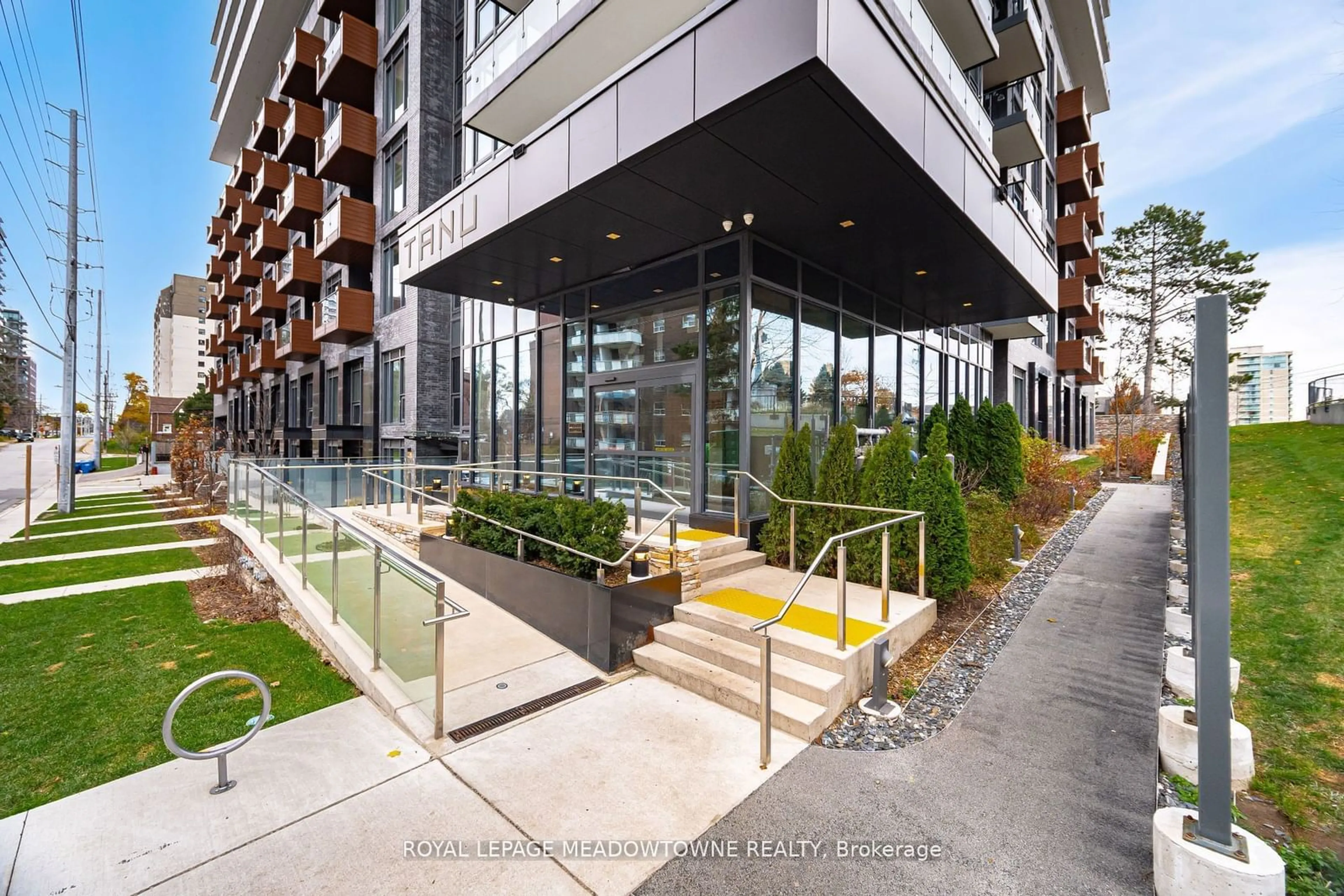 Indoor foyer for 21 Park St #616, Mississauga Ontario L5G 0C2