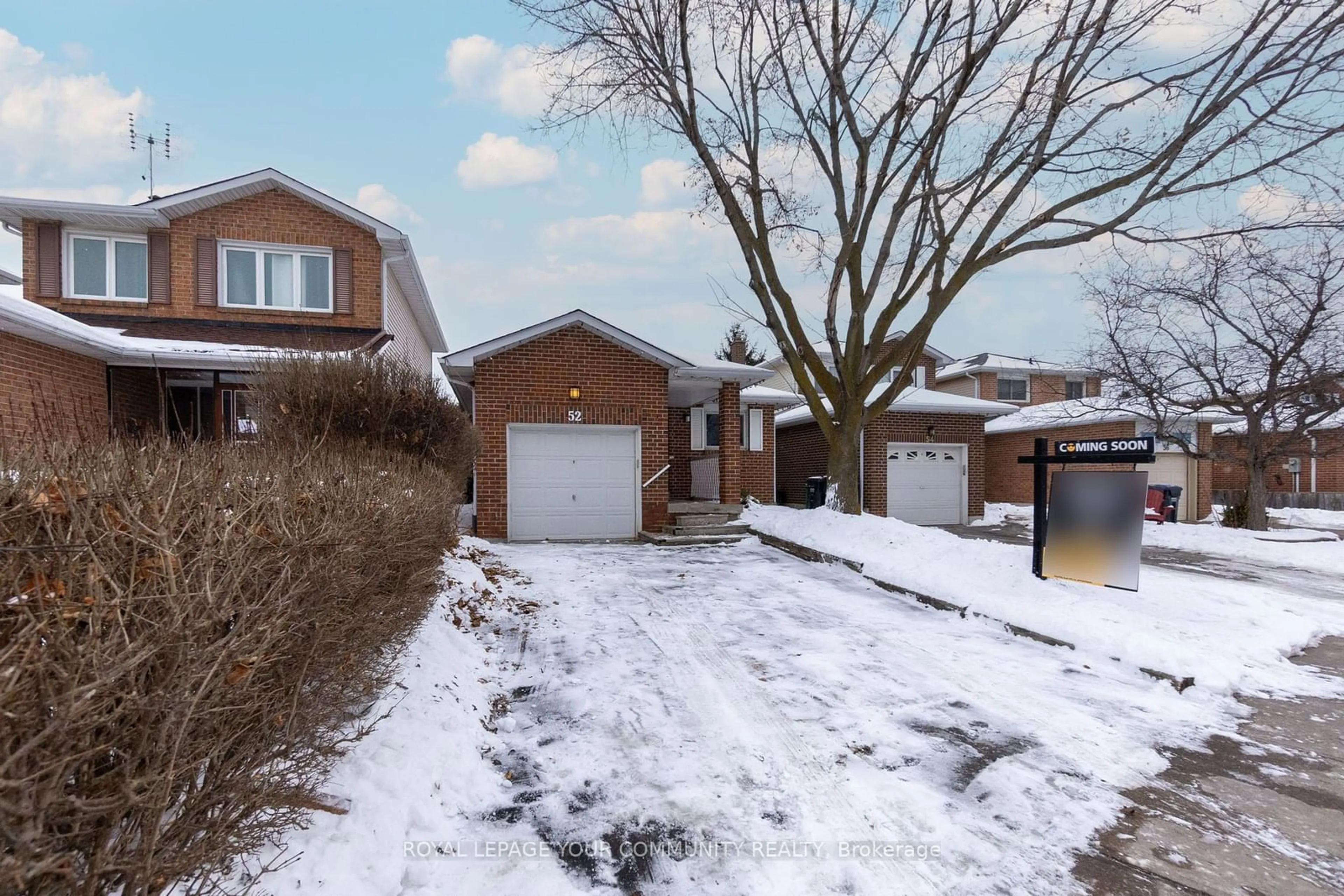 A pic from outside/outdoor area/front of a property/back of a property/a pic from drone, street for 52 Luminous Crt, Brampton Ontario L6Z 2B3