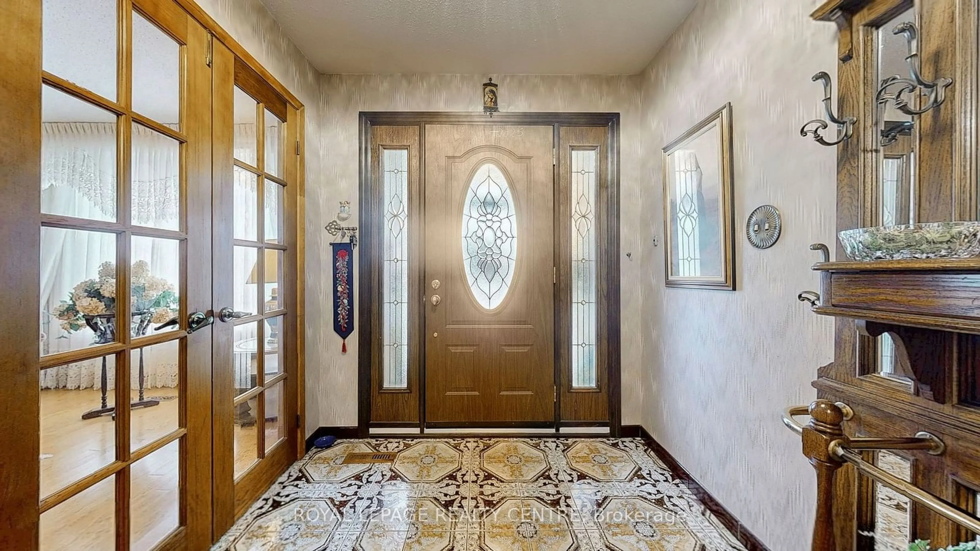 Indoor foyer for 546 Paisley Blvd, Mississauga Ontario L5B 2M4