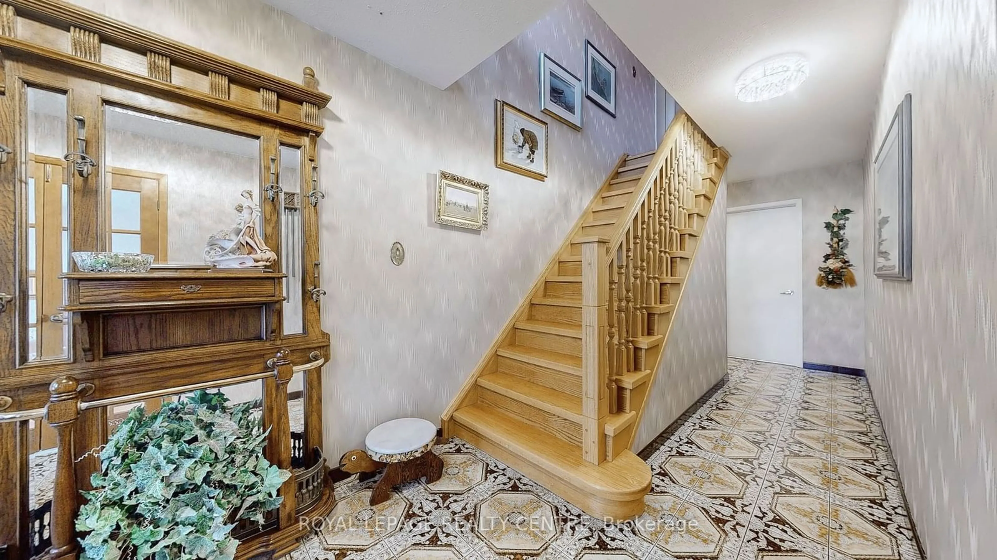 Indoor foyer for 546 Paisley Blvd, Mississauga Ontario L5B 2M4