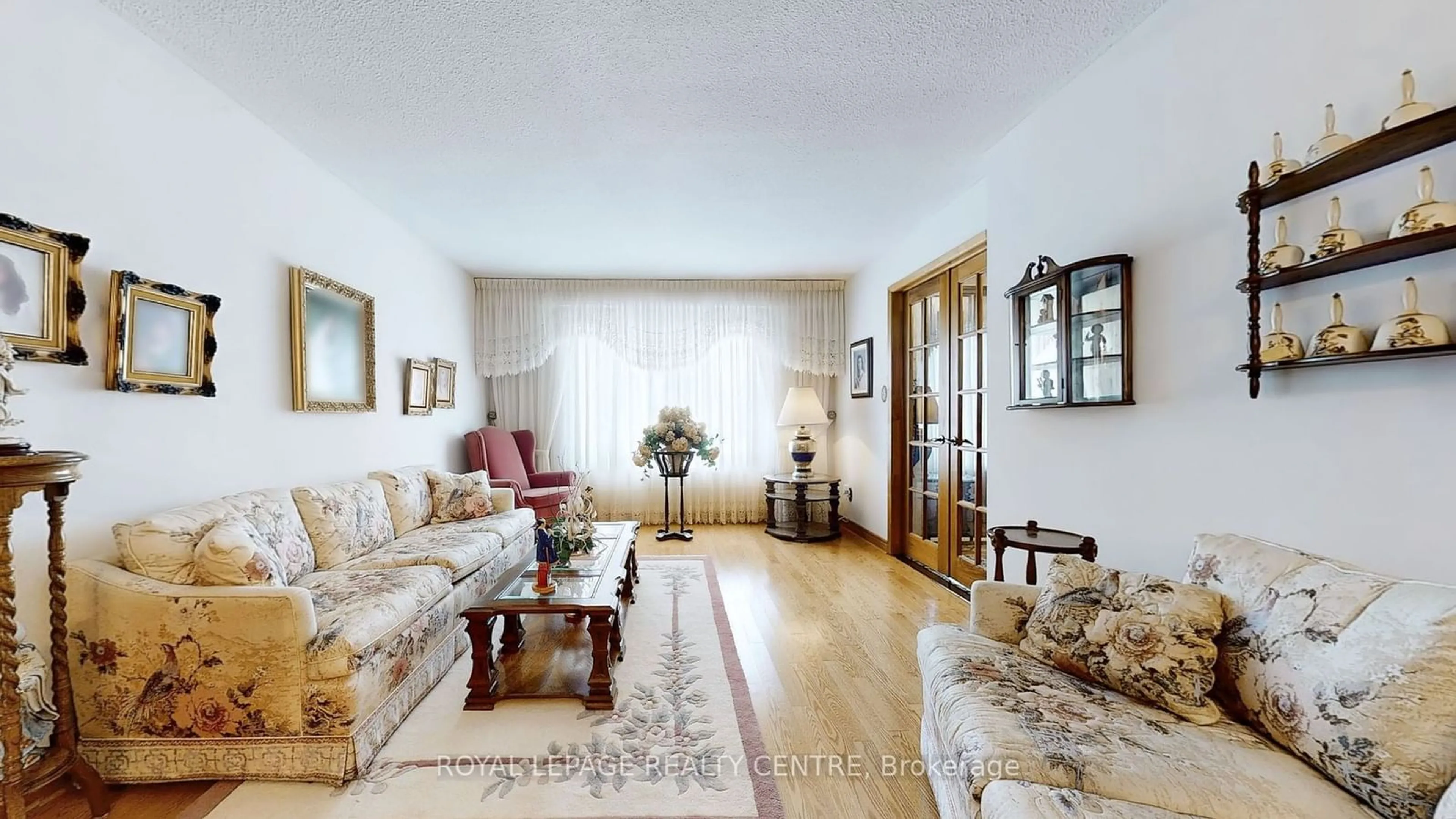 Living room with furniture, unknown for 546 Paisley Blvd, Mississauga Ontario L5B 2M4