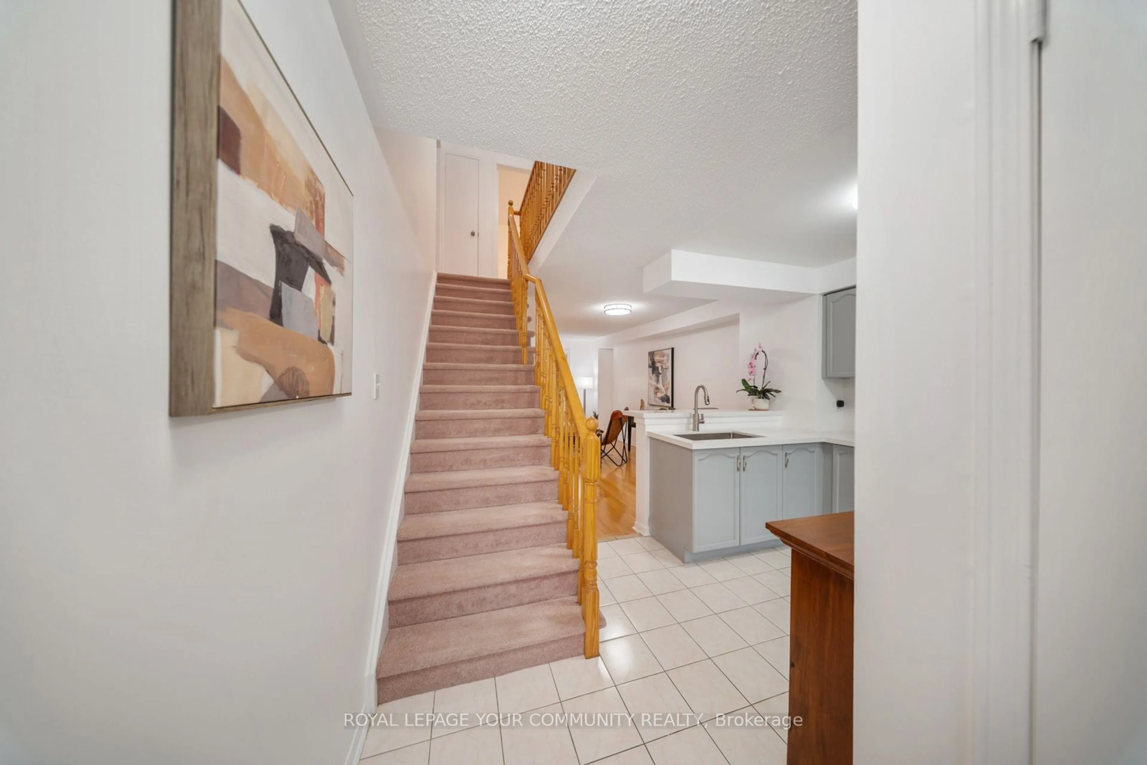 Indoor foyer for 5865 Dalebrook Cres #58B, Mississauga Ontario L5M 5X1