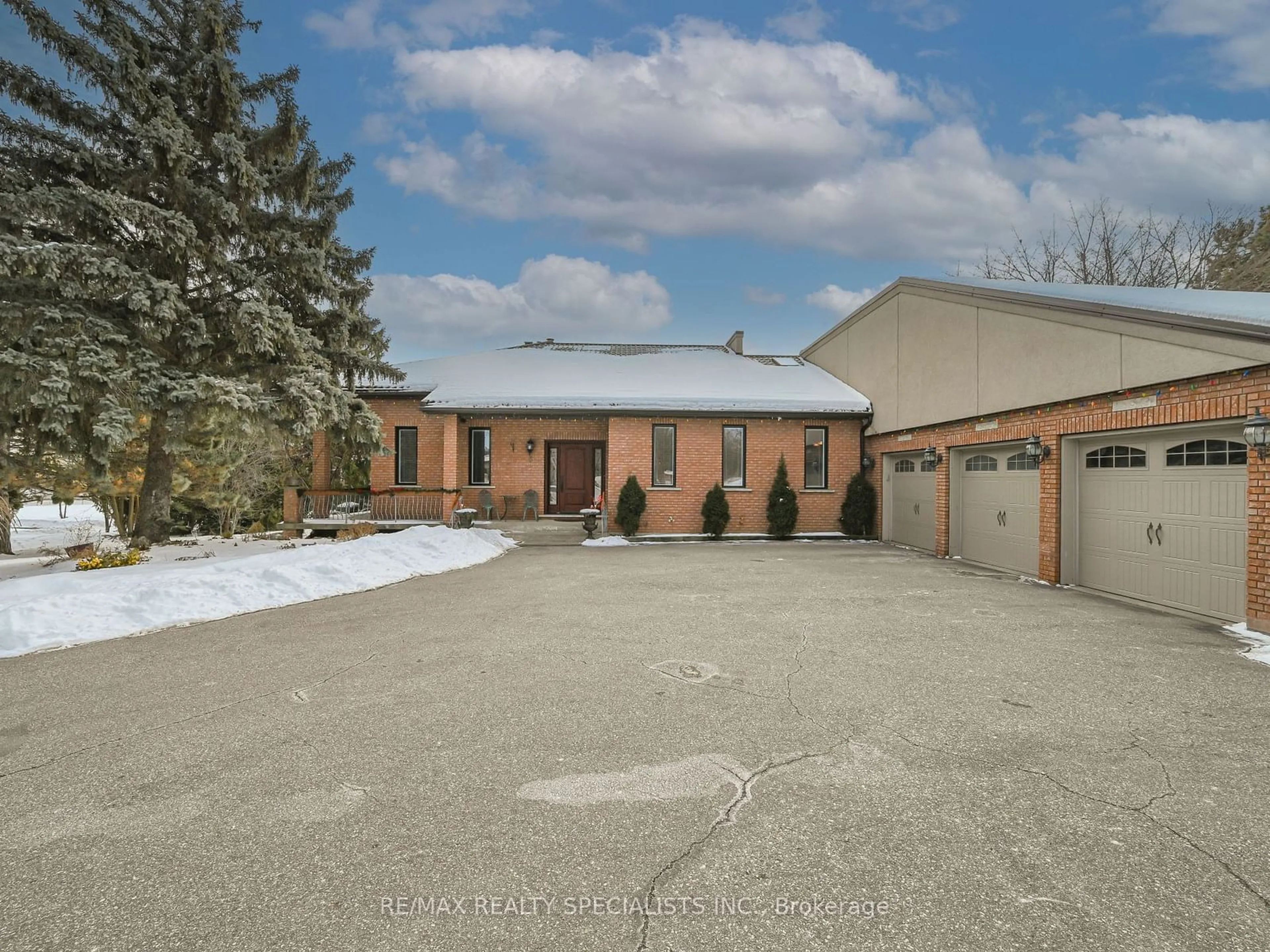 A pic from outside/outdoor area/front of a property/back of a property/a pic from drone, street for 6 Leone Lane, Brampton Ontario L6P 0K9