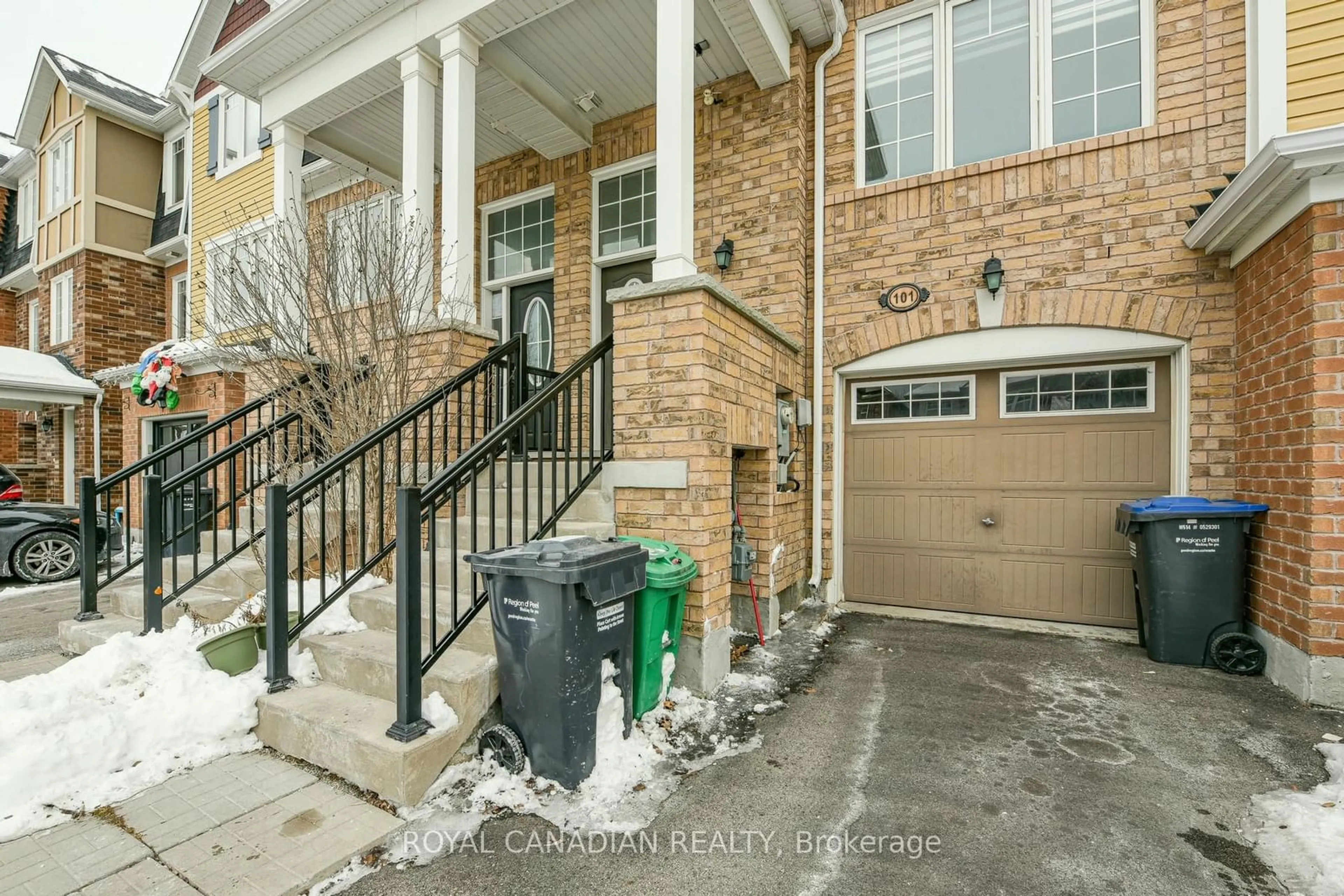 Indoor entryway for 101 Mccleave Cres, Brampton Ontario L6Y 4Y9