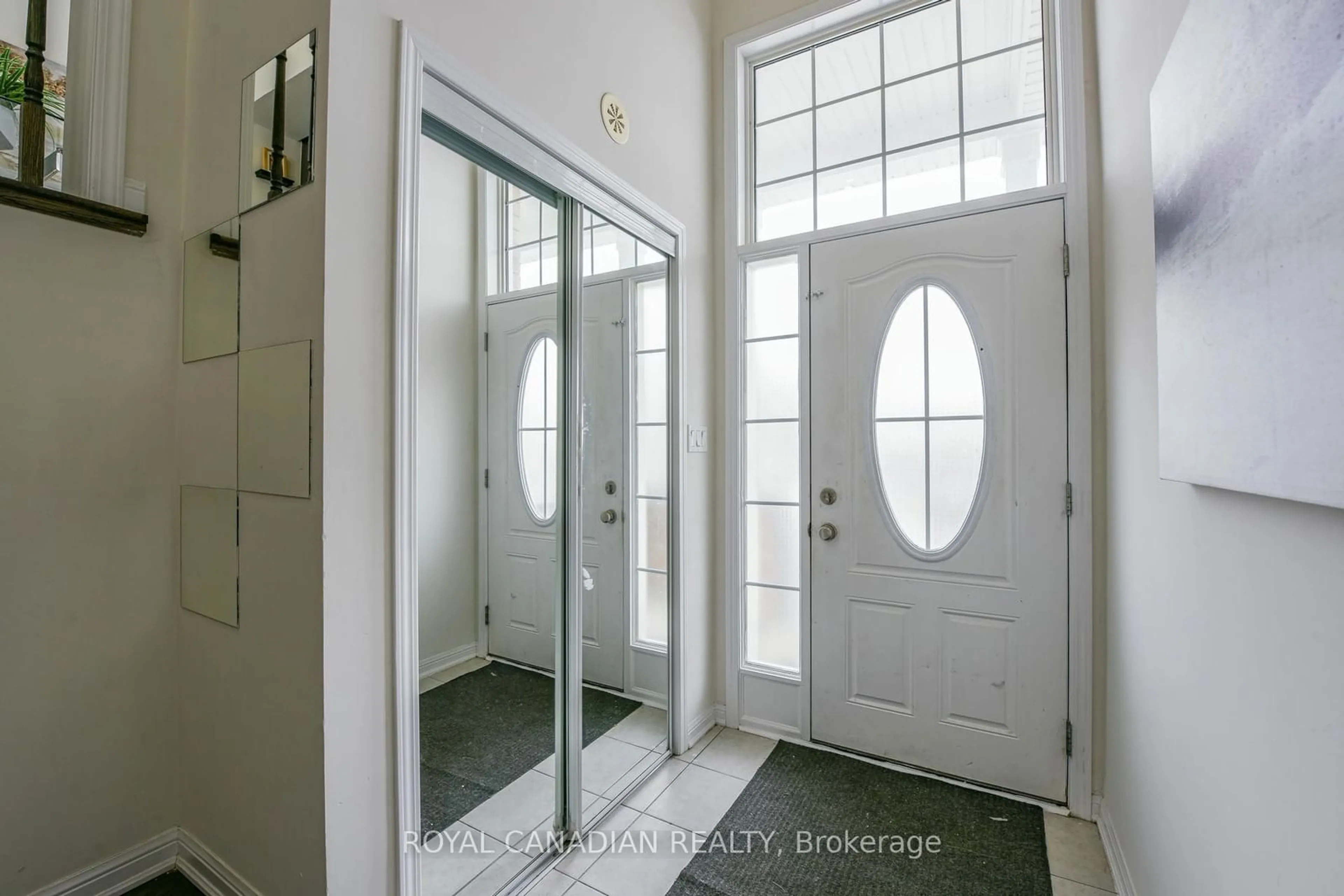 Indoor entryway for 101 Mccleave Cres, Brampton Ontario L6Y 4Y9