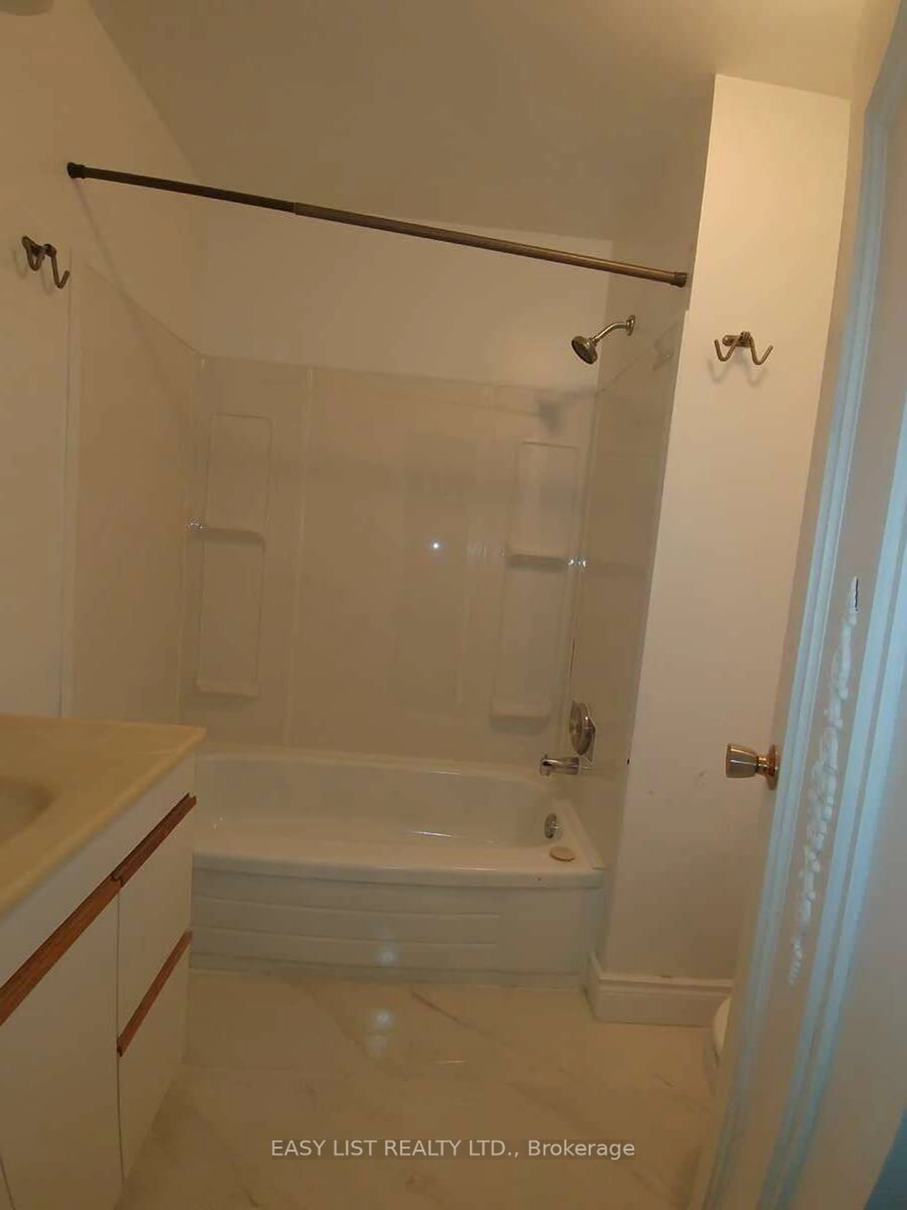 Standard bathroom, ceramic/tile floor for 7 Mordon Crt, Brampton Ontario L6V 2B5