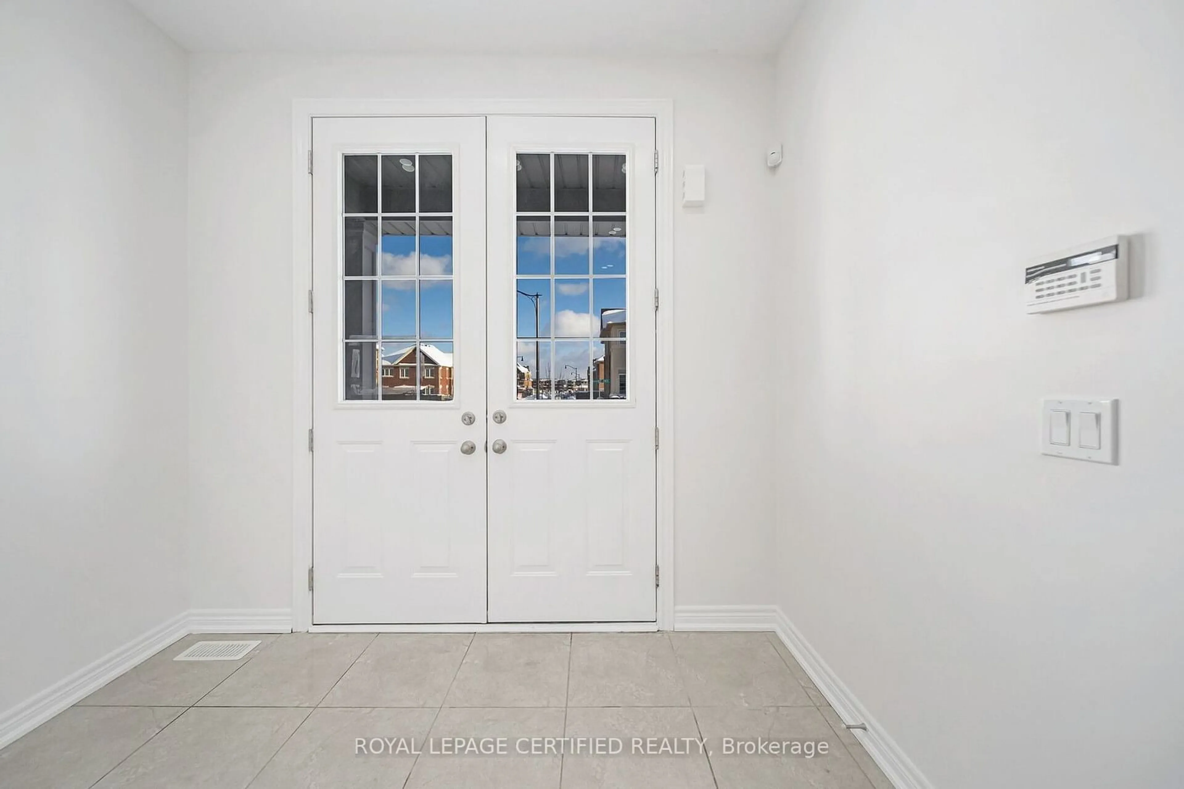 Indoor entryway for 21 Benhurst Cres, Brampton Ontario L7A 5A2