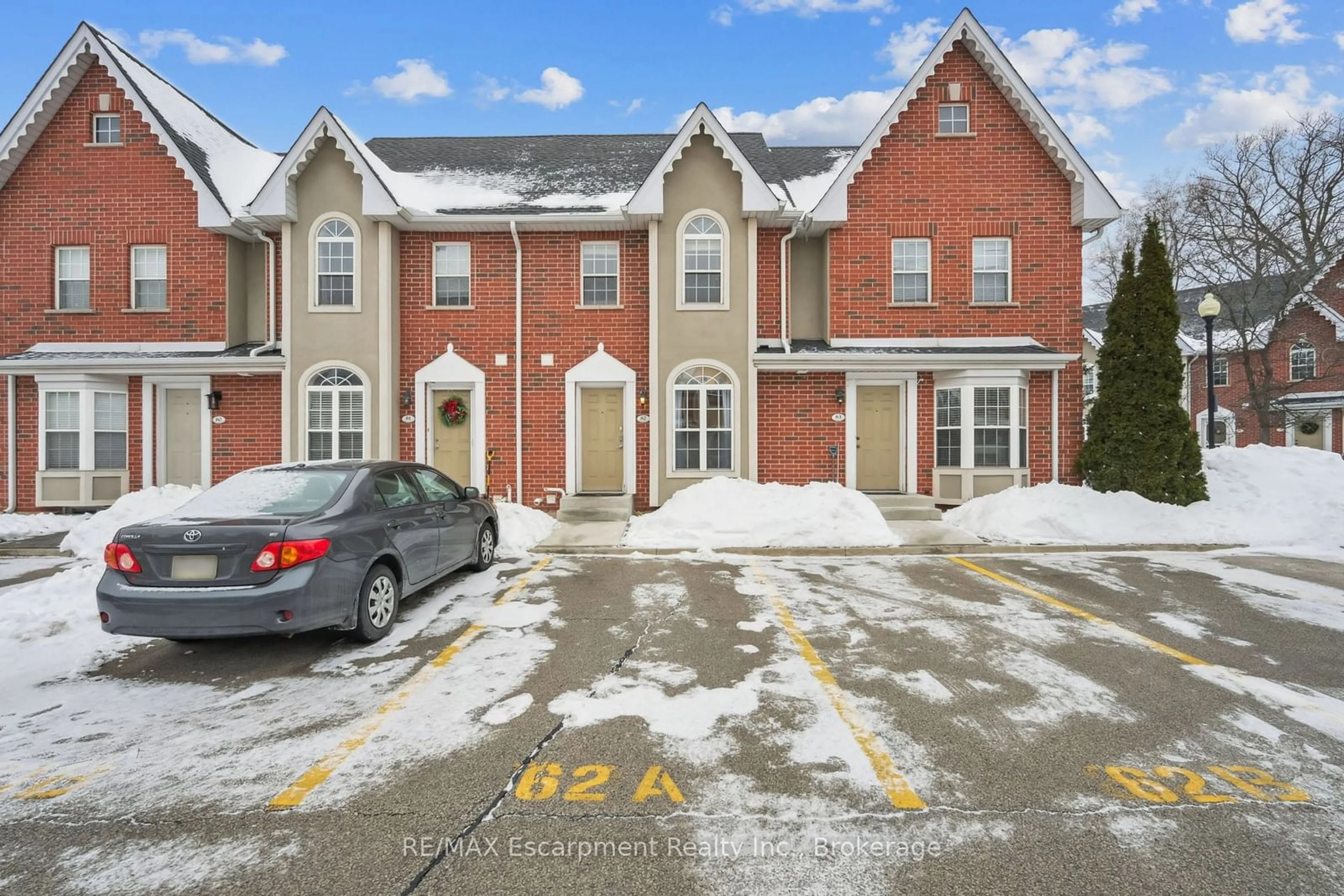 A pic from outside/outdoor area/front of a property/back of a property/a pic from drone, street for 4200 Kilmer Dr #62, Burlington Ontario L7M 4Y3