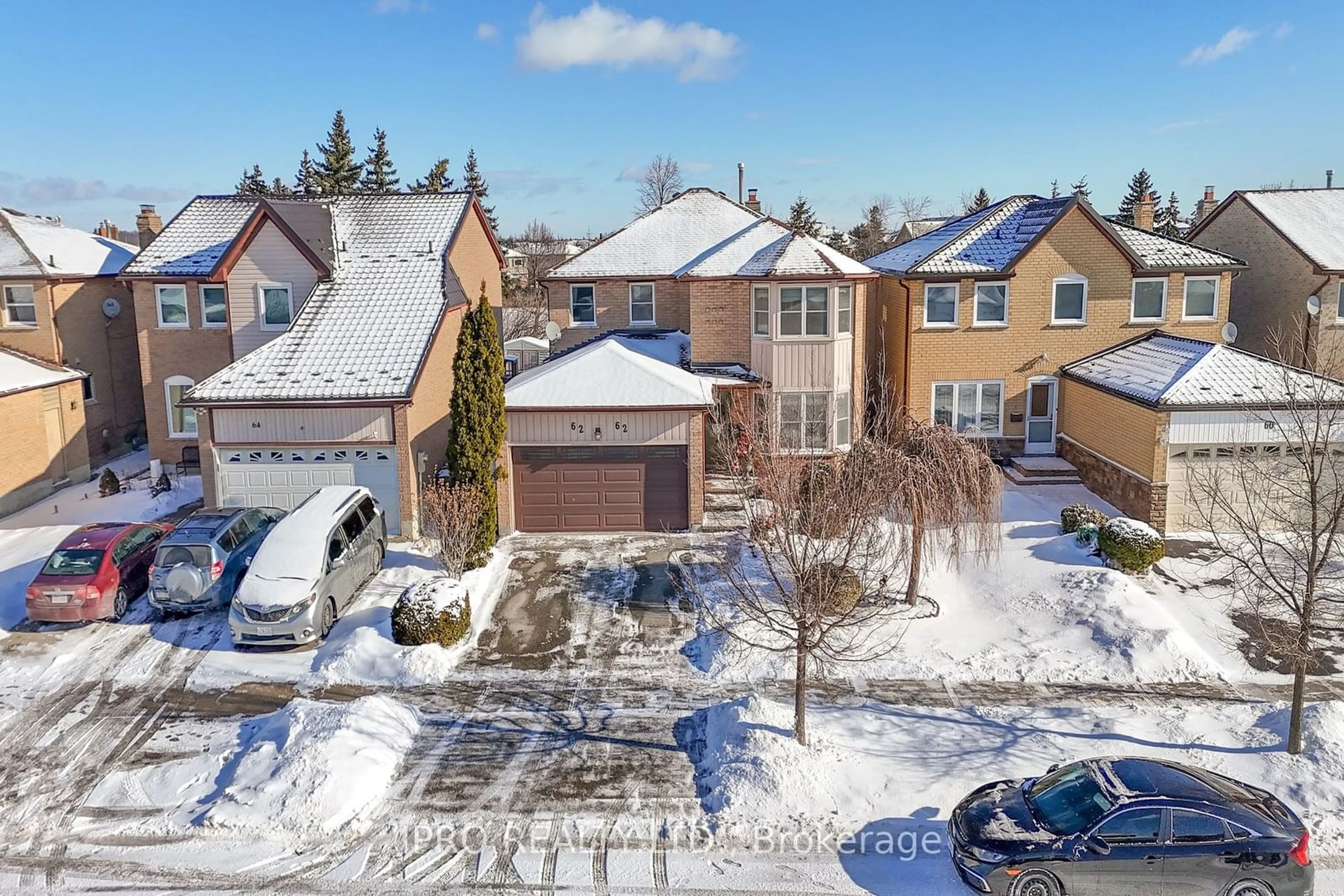 A pic from outside/outdoor area/front of a property/back of a property/a pic from drone, street for 62 Newgreen Cres, Brampton Ontario L6S 4Y5