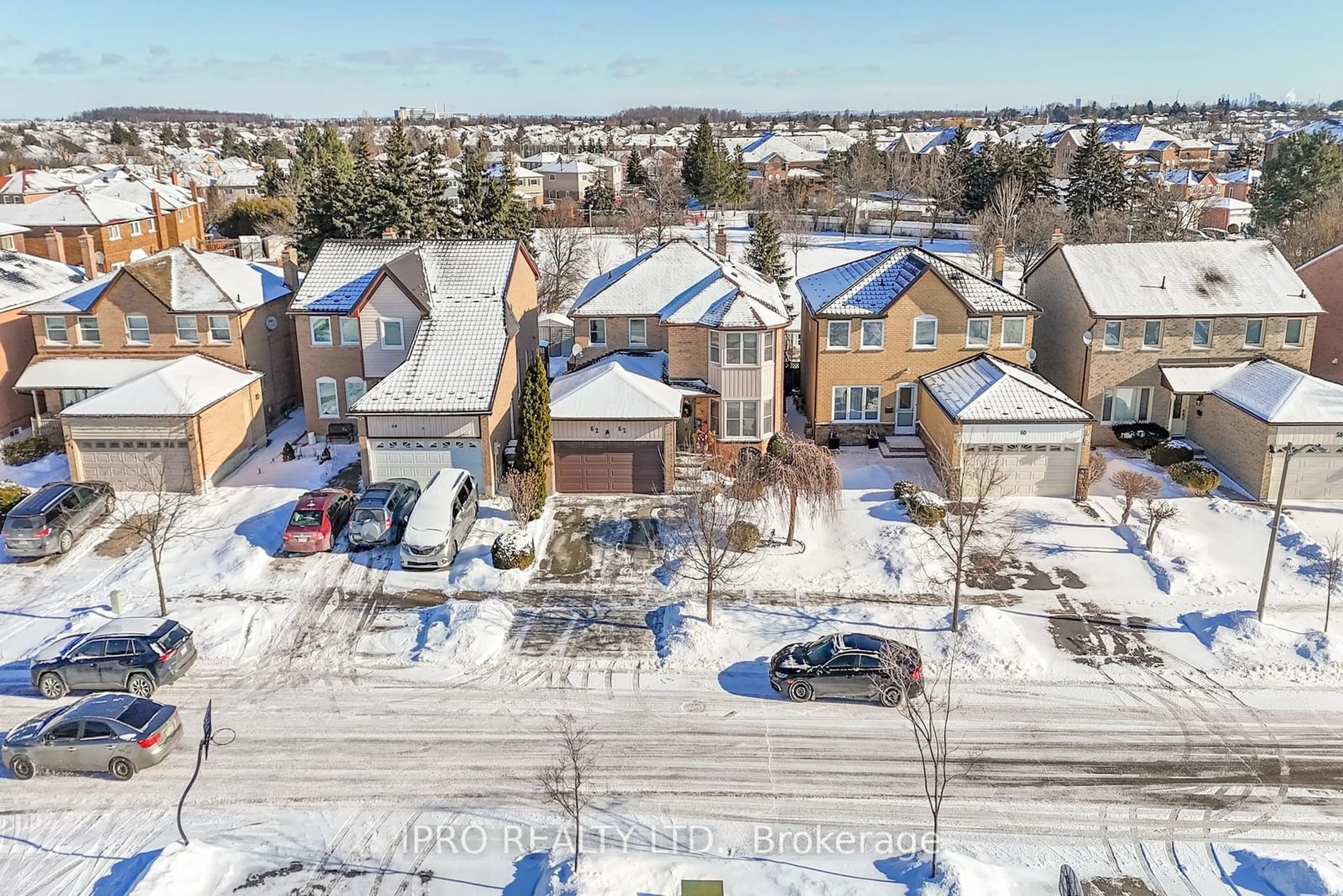 A pic from outside/outdoor area/front of a property/back of a property/a pic from drone, street for 62 Newgreen Cres, Brampton Ontario L6S 4Y5