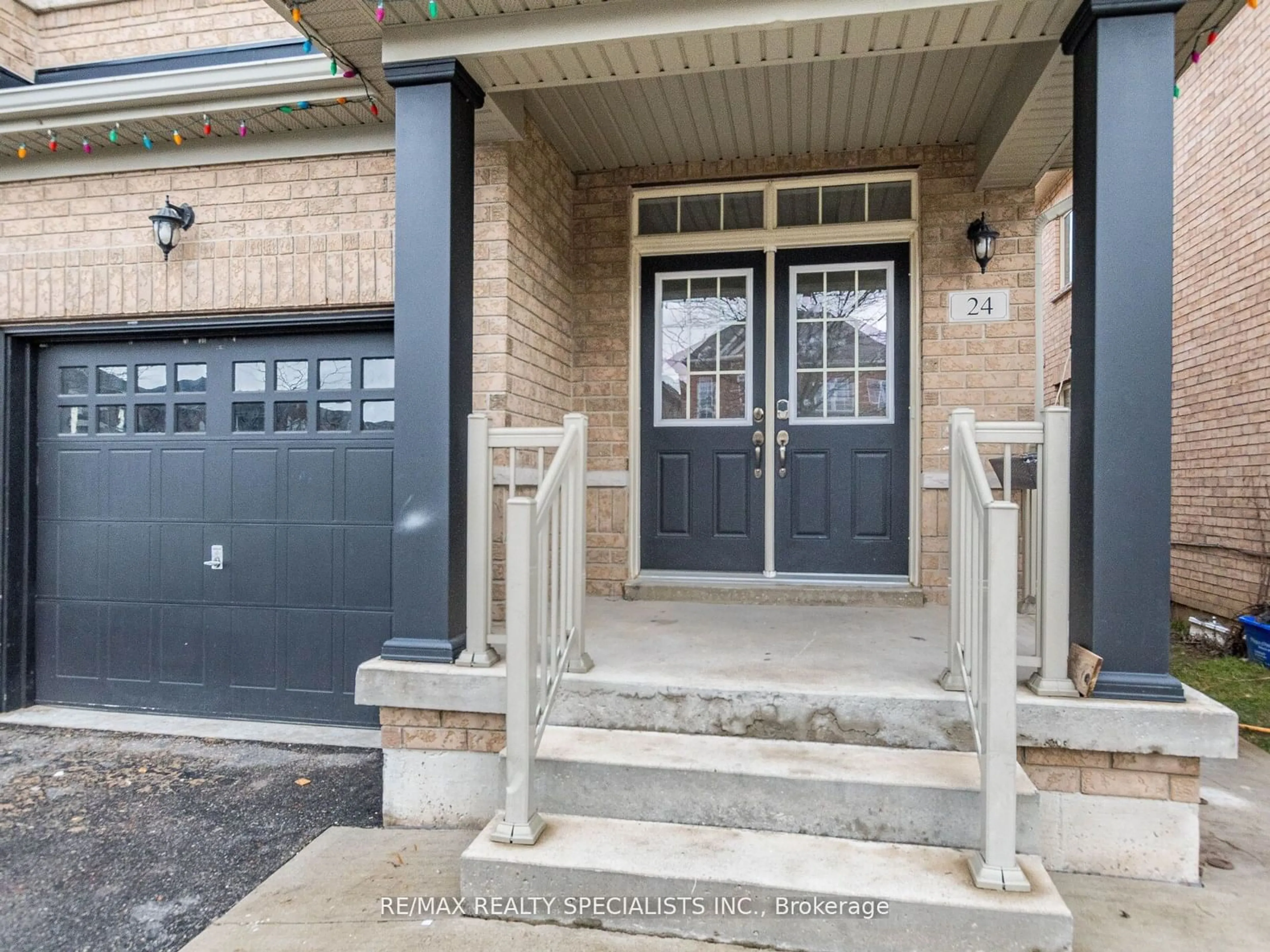 Indoor entryway for 24 Orangeblossom Tr, Brampton Ontario L6X 3B4