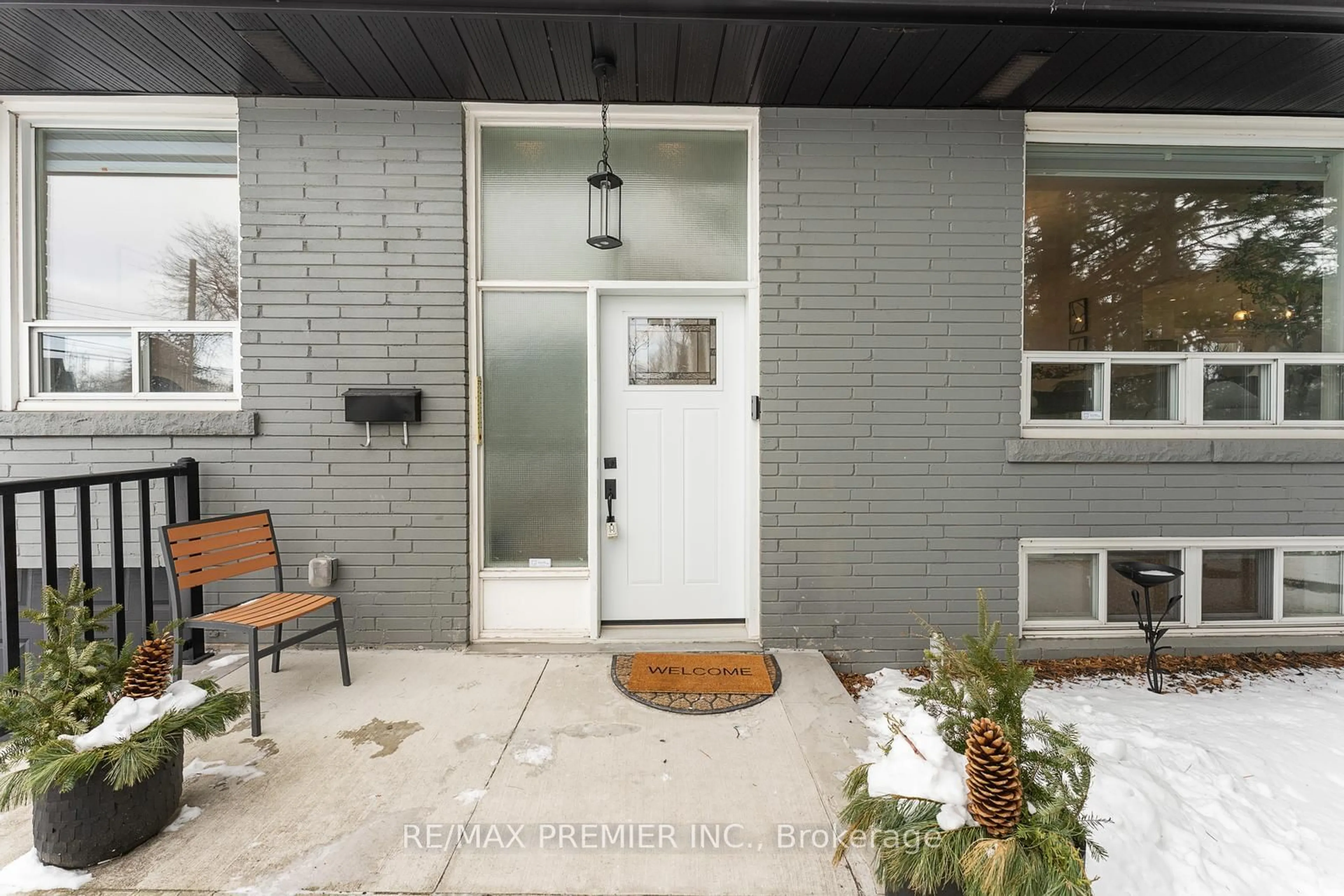 Indoor entryway for 1 Hillavon Dr, Toronto Ontario M9B 2P4