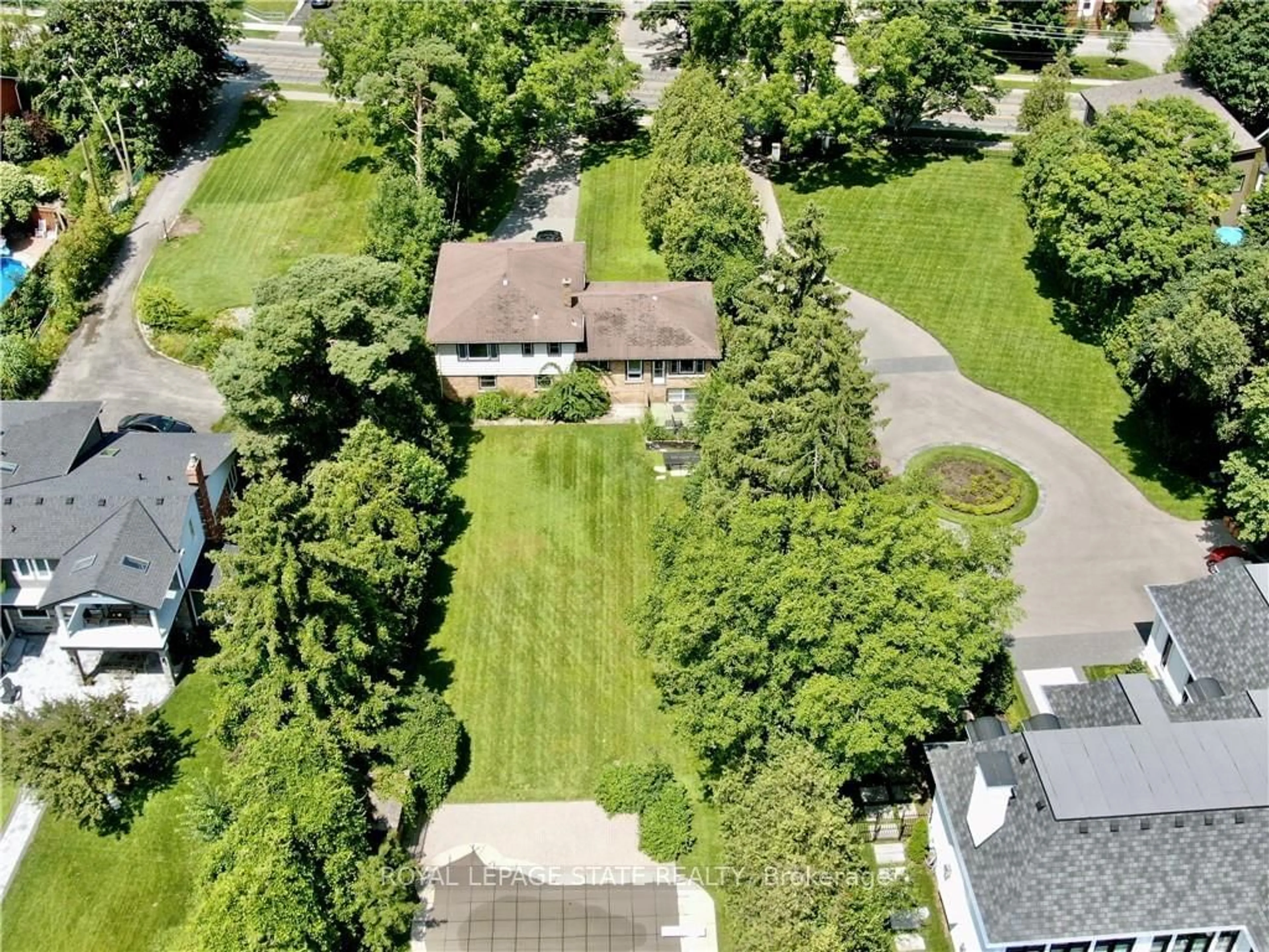 A pic from outside/outdoor area/front of a property/back of a property/a pic from drone, street for 2278 Lakeshore Rd, Burlington Ontario L7R 1A9