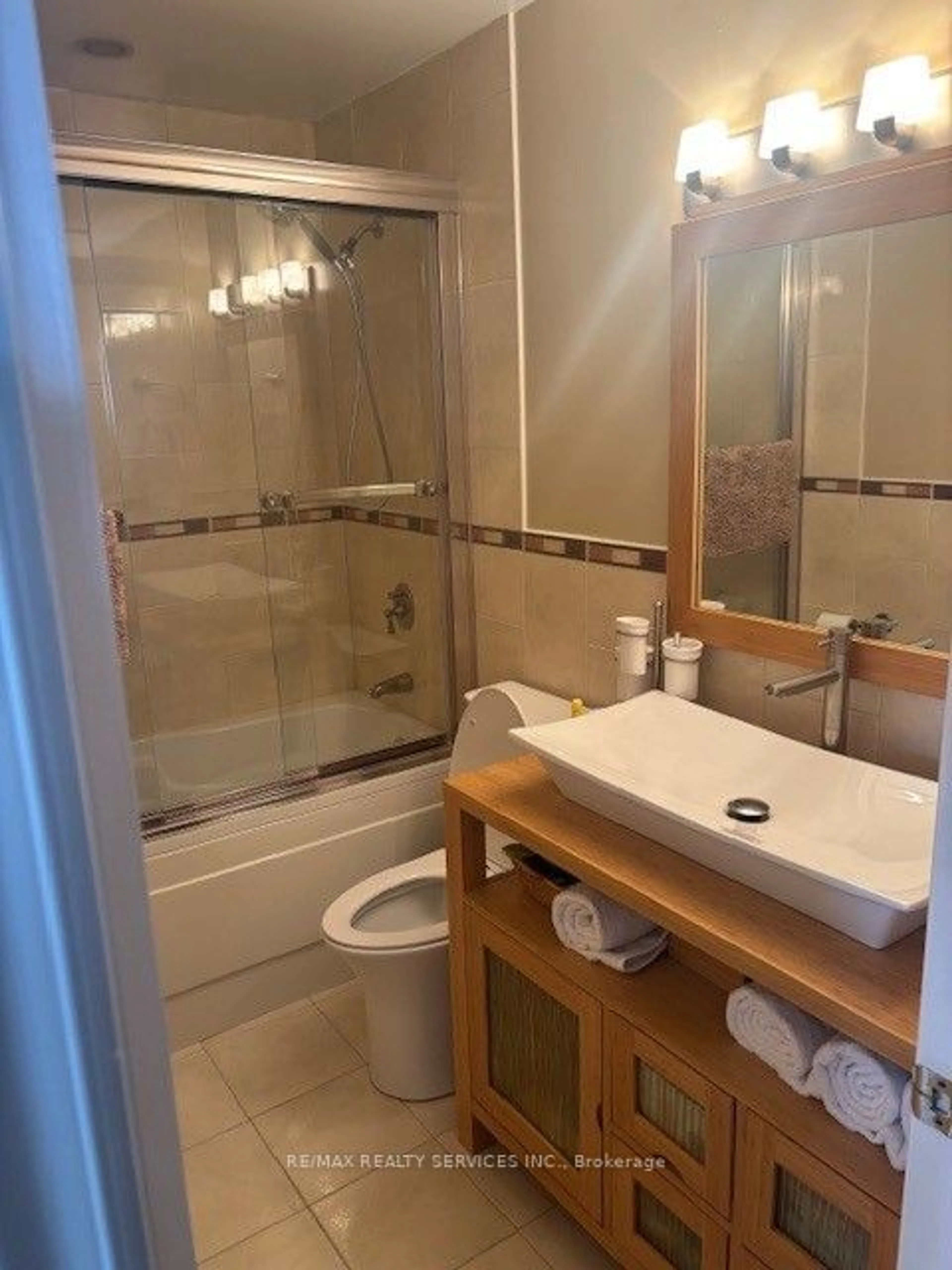 Standard bathroom, ceramic/tile floor for 118 Mikado Cres, Brampton Ontario L6S 3R7