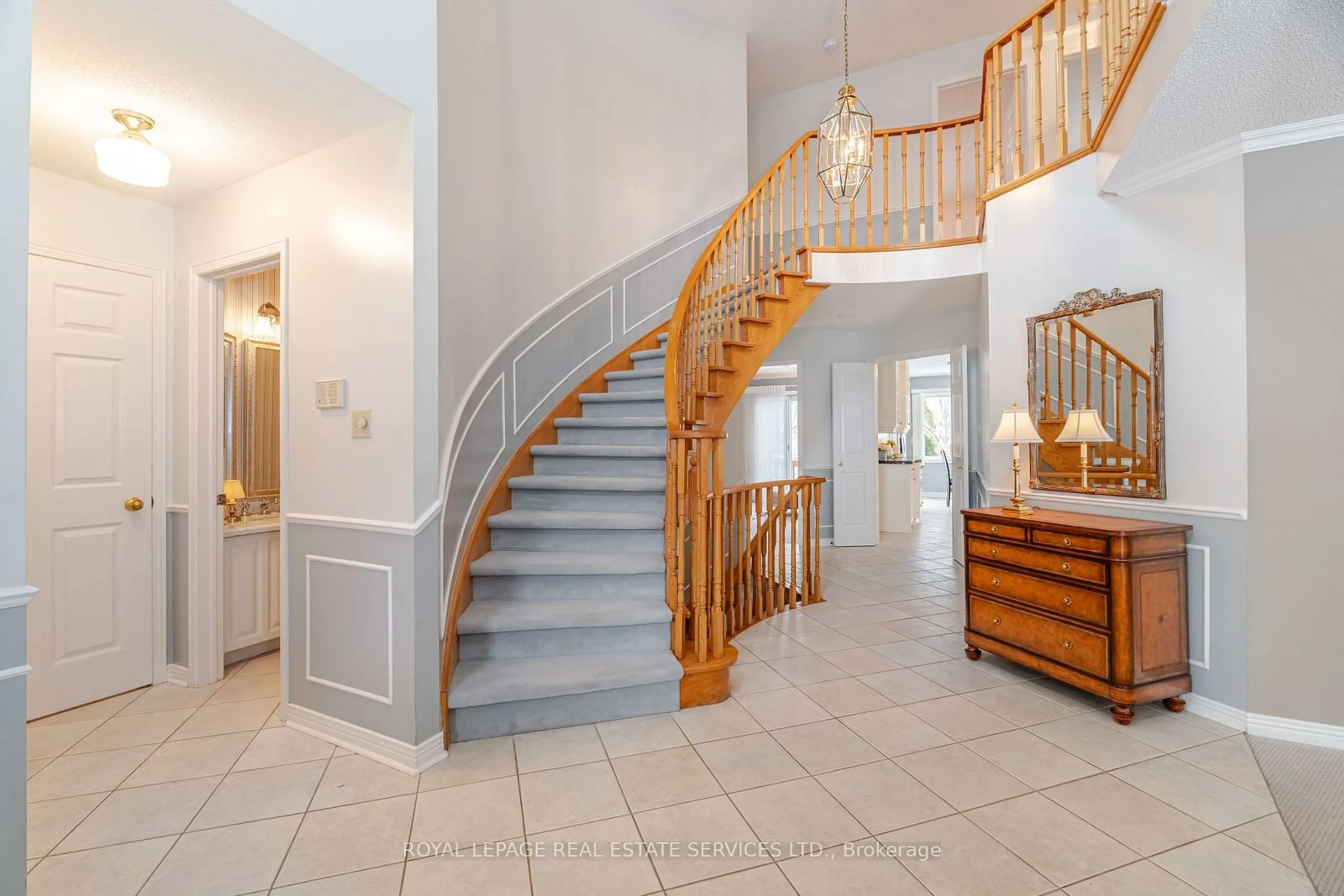 Indoor foyer for 1305 Mapleridge Cres, Oakville Ontario L6M 2H1