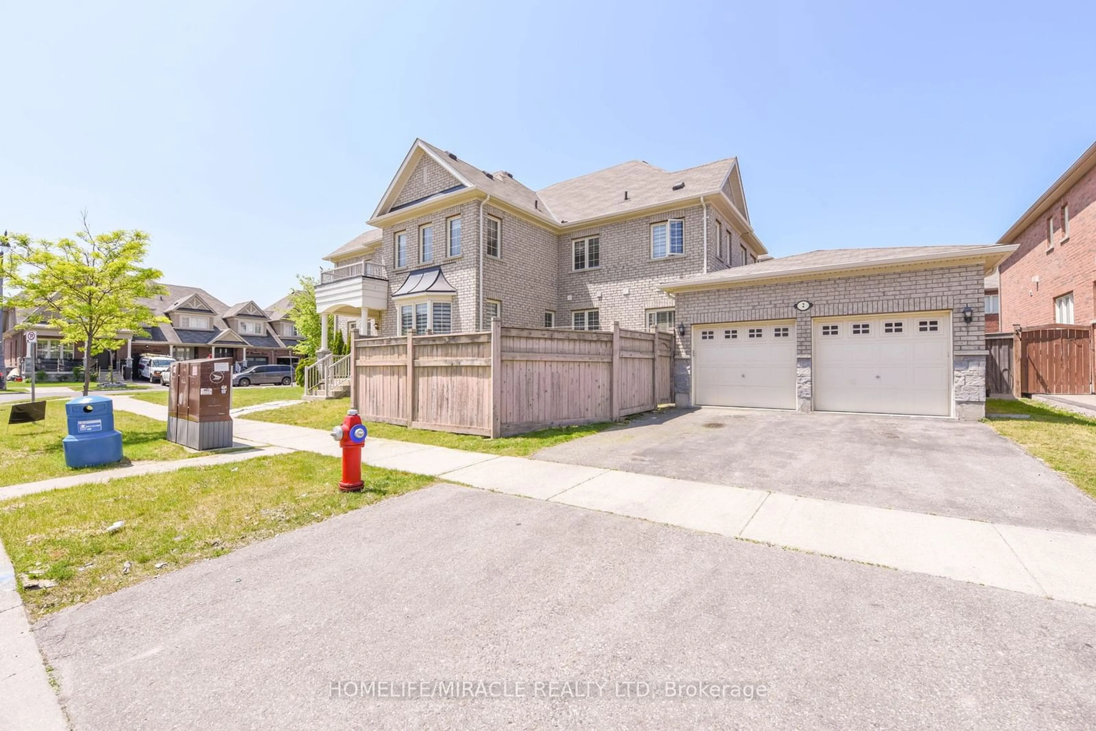 A pic from outside/outdoor area/front of a property/back of a property/a pic from drone, street for 2 Lorenzo Circ, Brampton Ontario L6R 0Z9