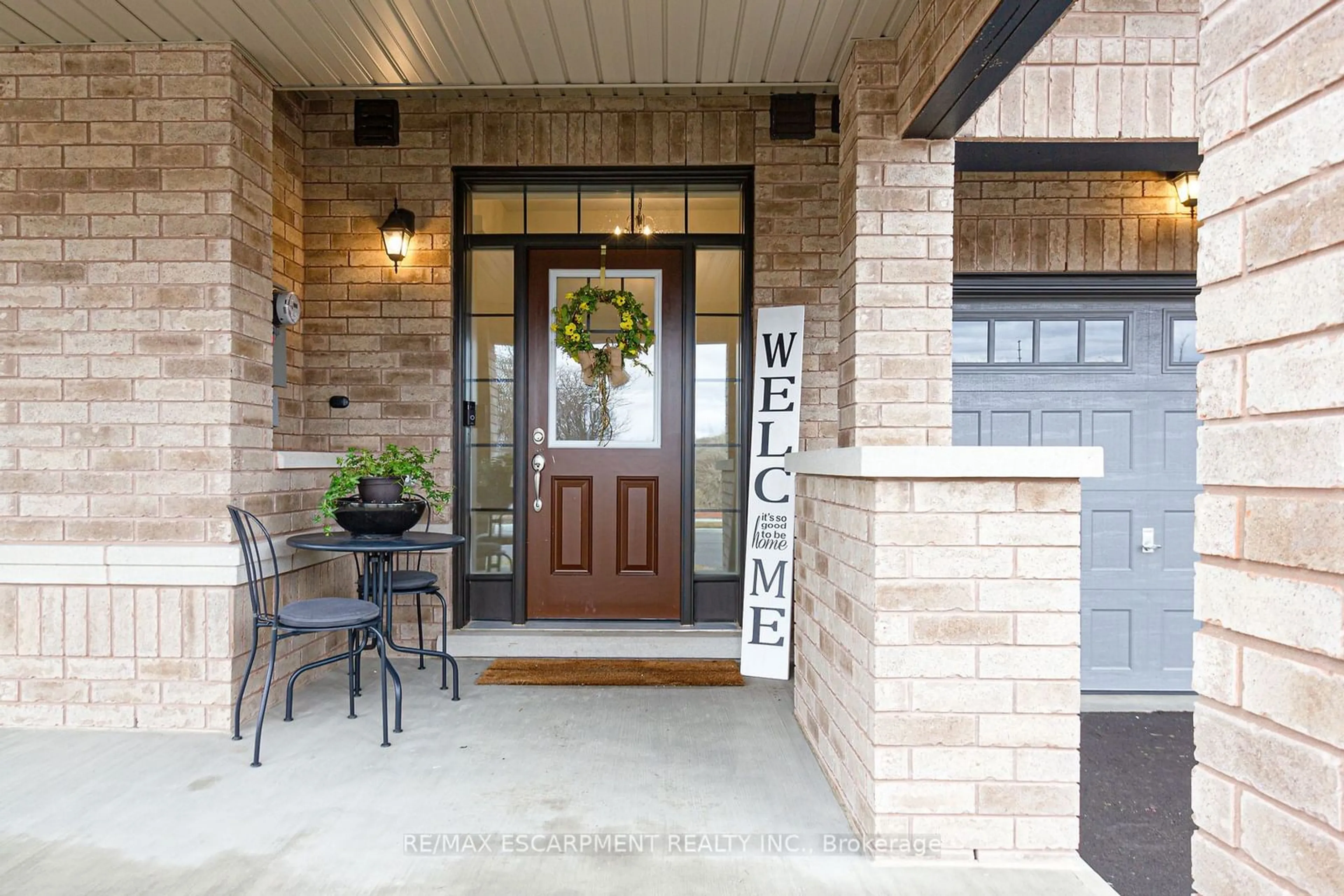 Indoor entryway for 1234 Restivo Lane, Milton Ontario L9E 1J9