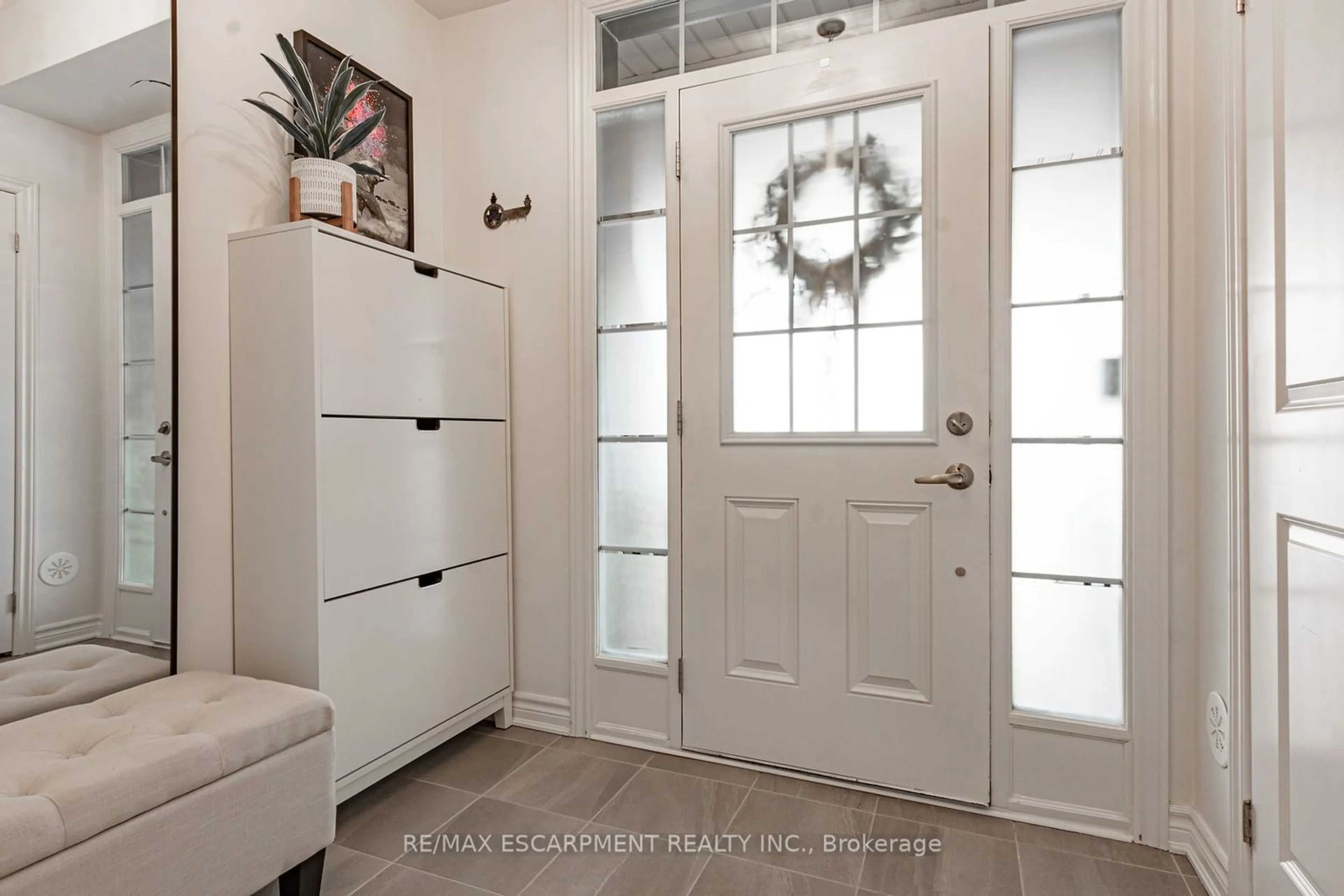 Indoor entryway for 1234 Restivo Lane, Milton Ontario L9E 1J9