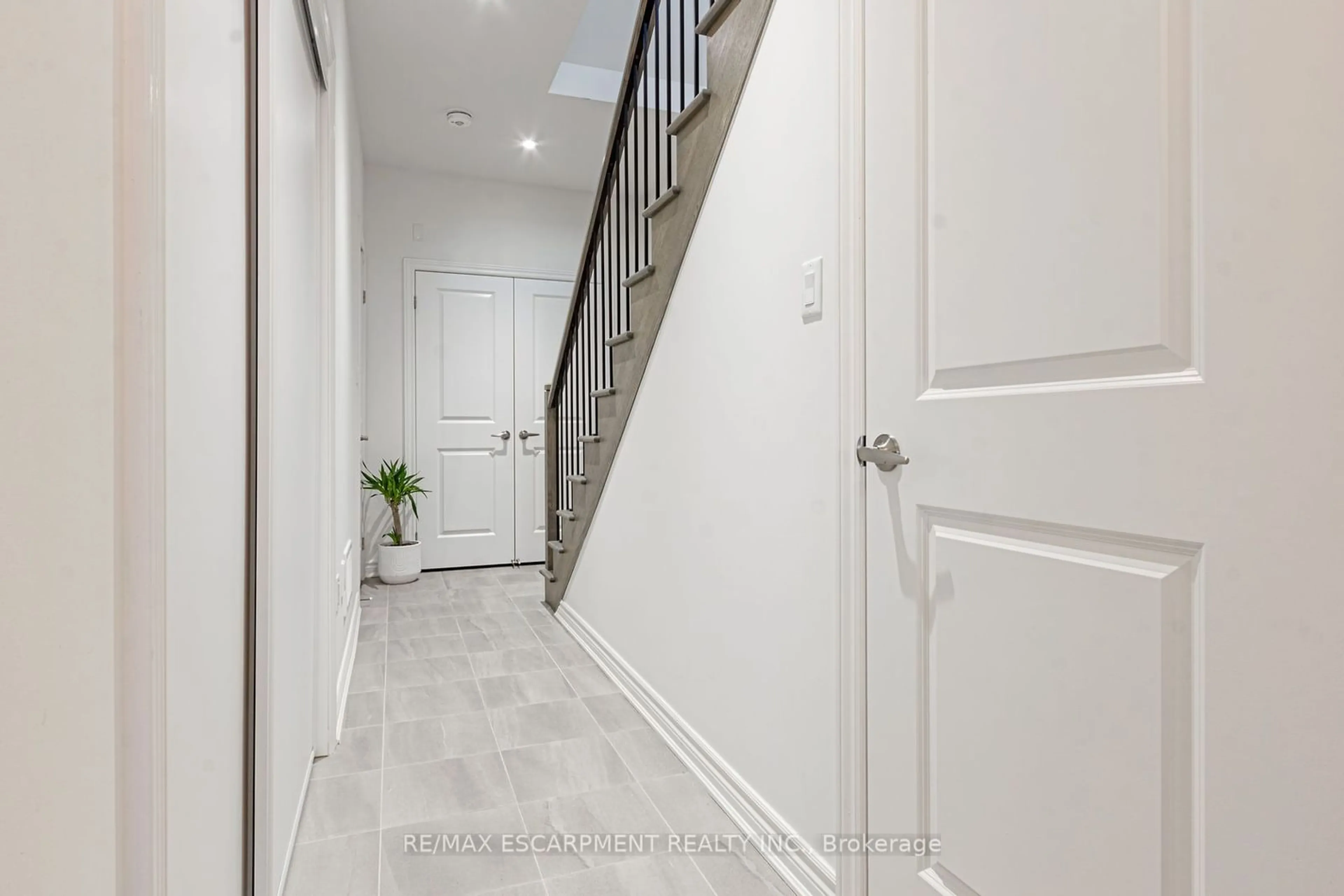 Indoor entryway for 1234 Restivo Lane, Milton Ontario L9E 1J9