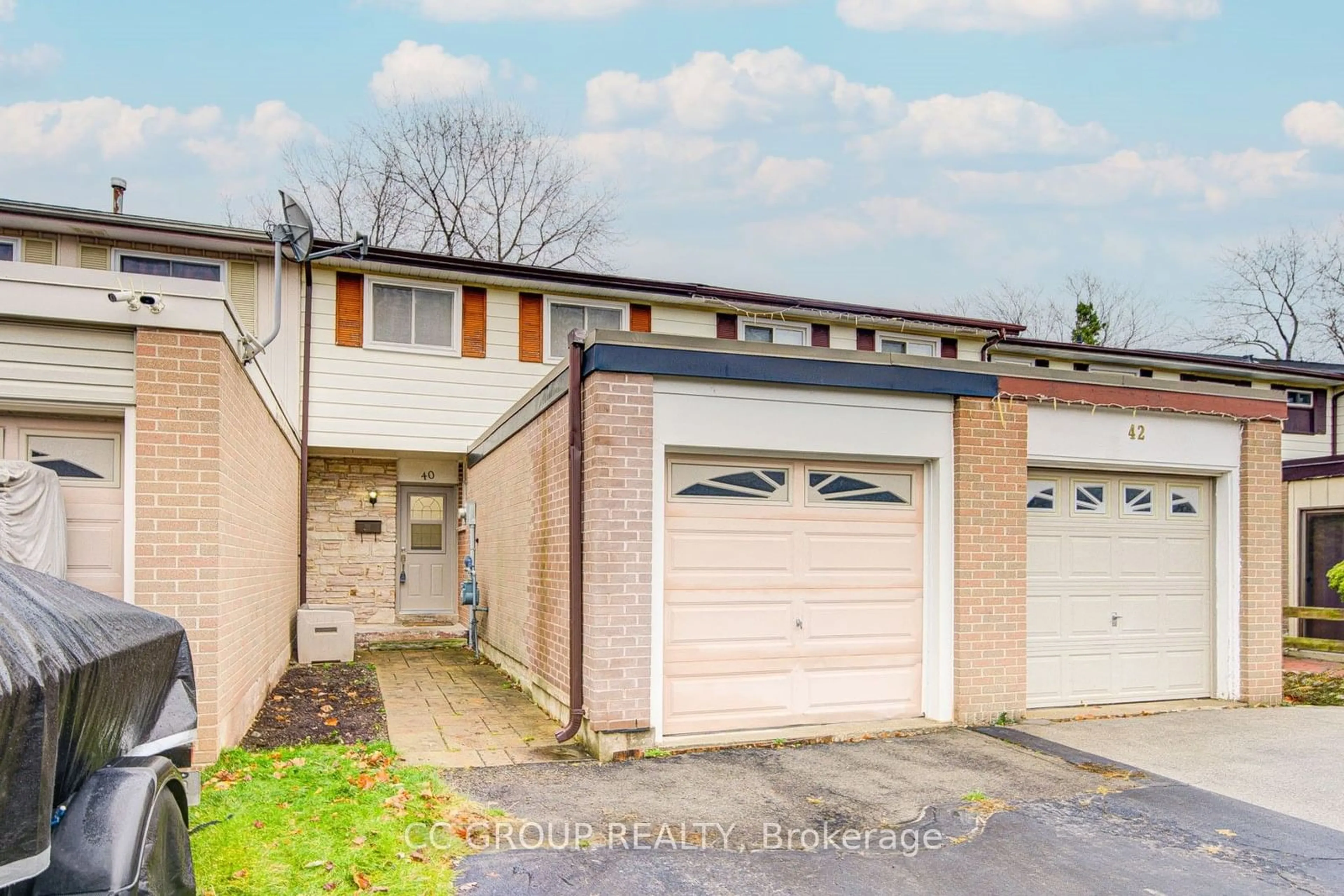 A pic from outside/outdoor area/front of a property/back of a property/a pic from drone, street for 40 Onslow Crt, Oakville Ontario L6H 1J2