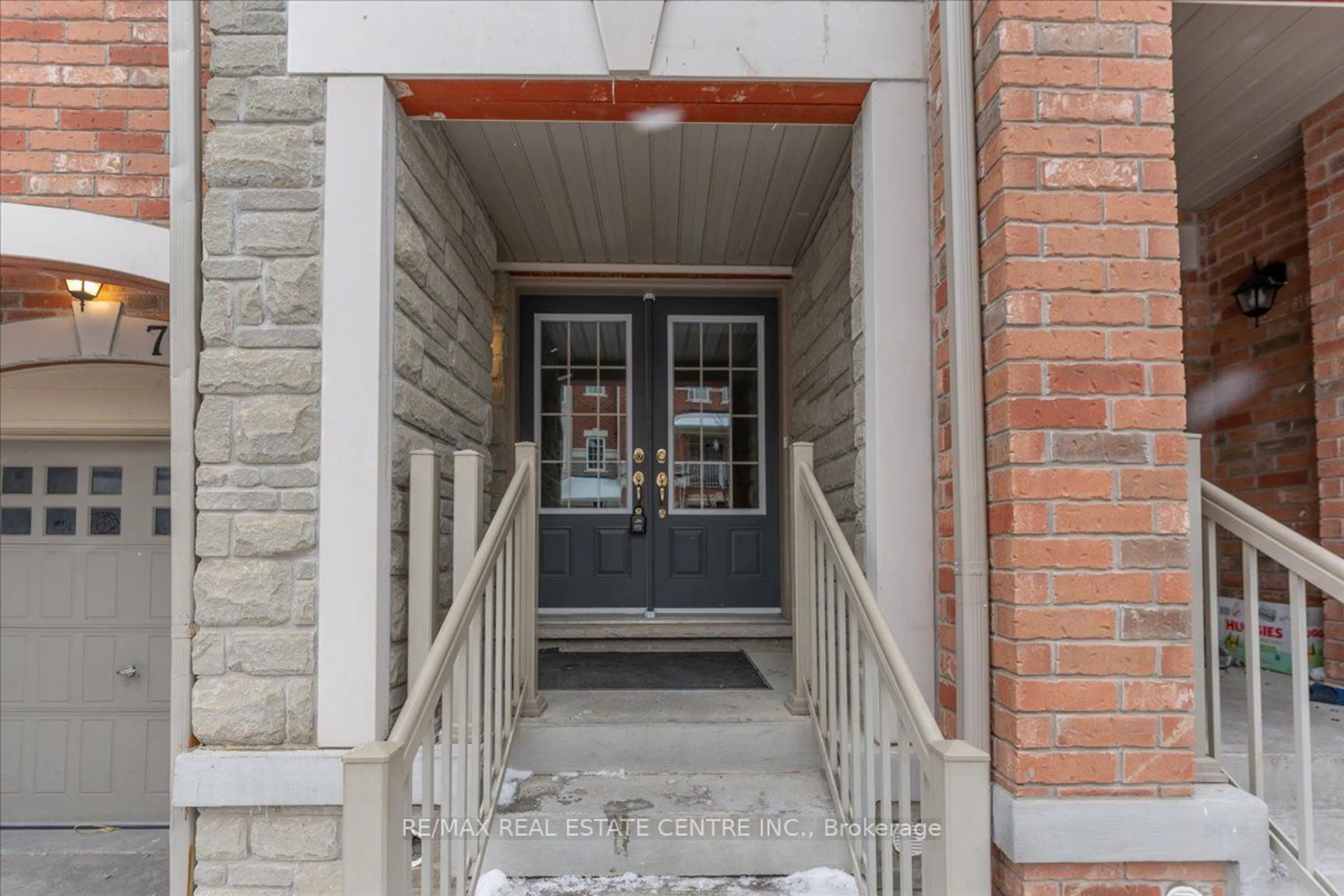 Indoor entryway for 7 Shiff Cres, Brampton Ontario L6Z 0B4