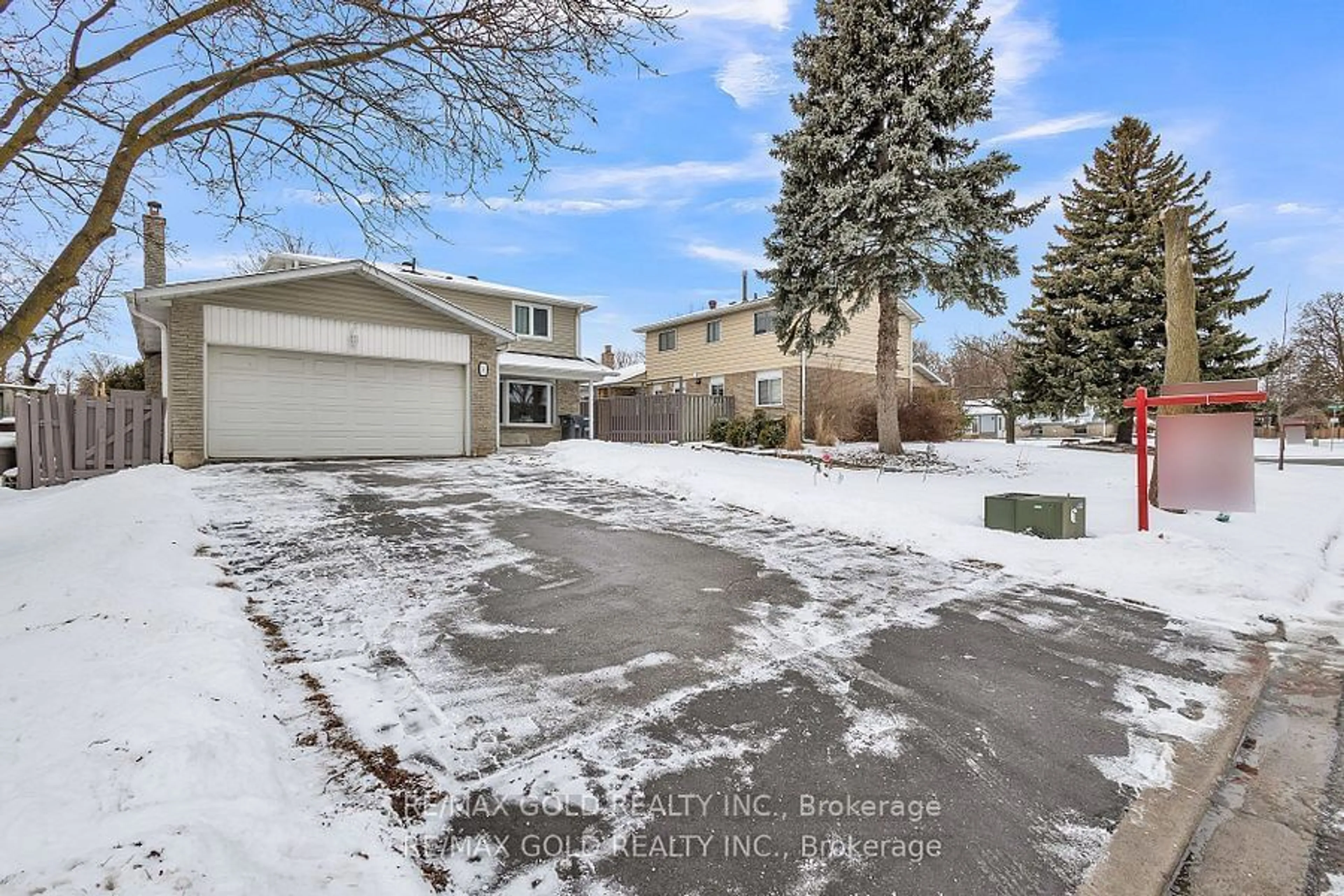 A pic from outside/outdoor area/front of a property/back of a property/a pic from drone, street for 3 Jefferson Rd, Brampton Ontario L6S 2G4