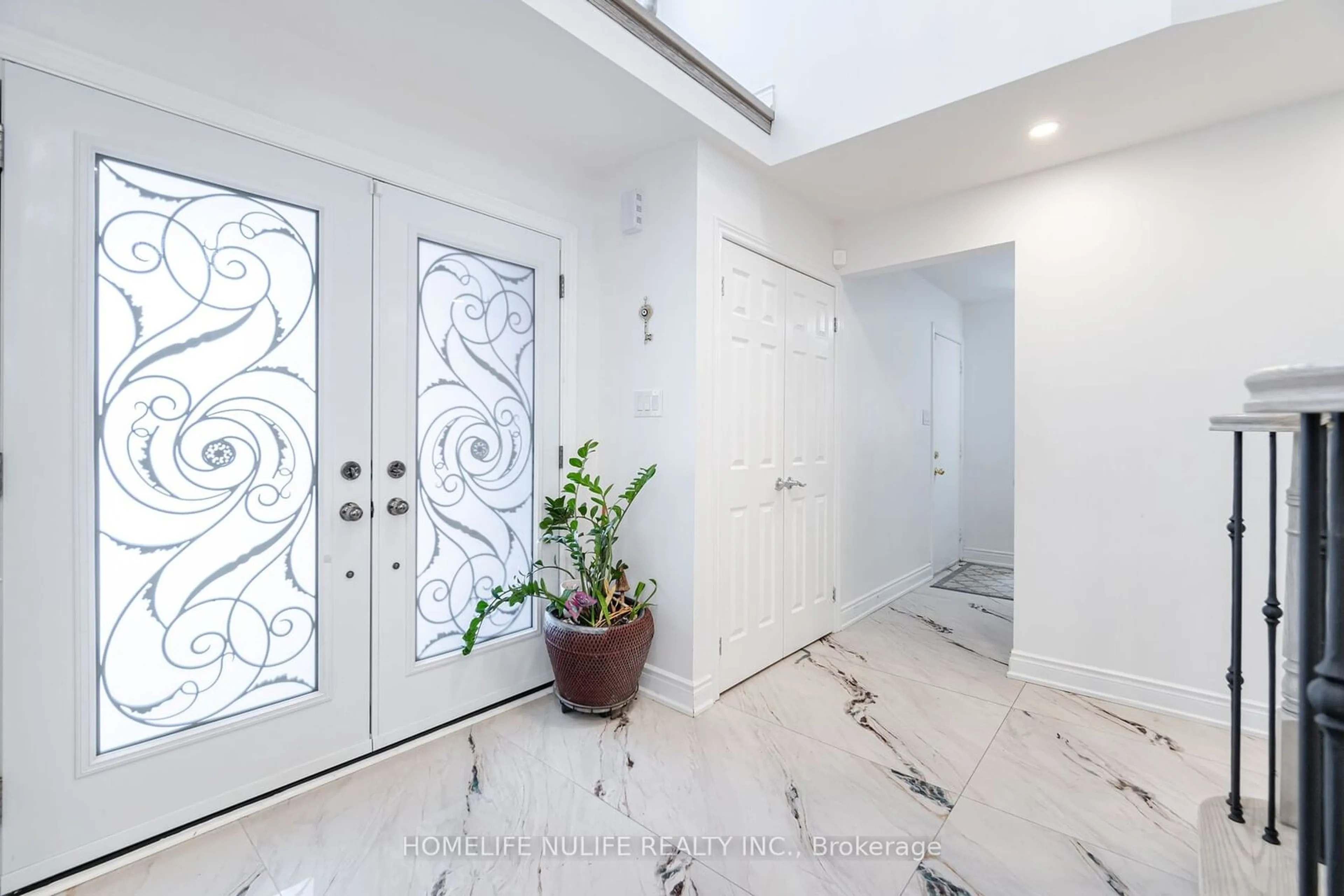 Indoor foyer for 6150 Bankhead Crt, Mississauga Ontario L5V 1L9