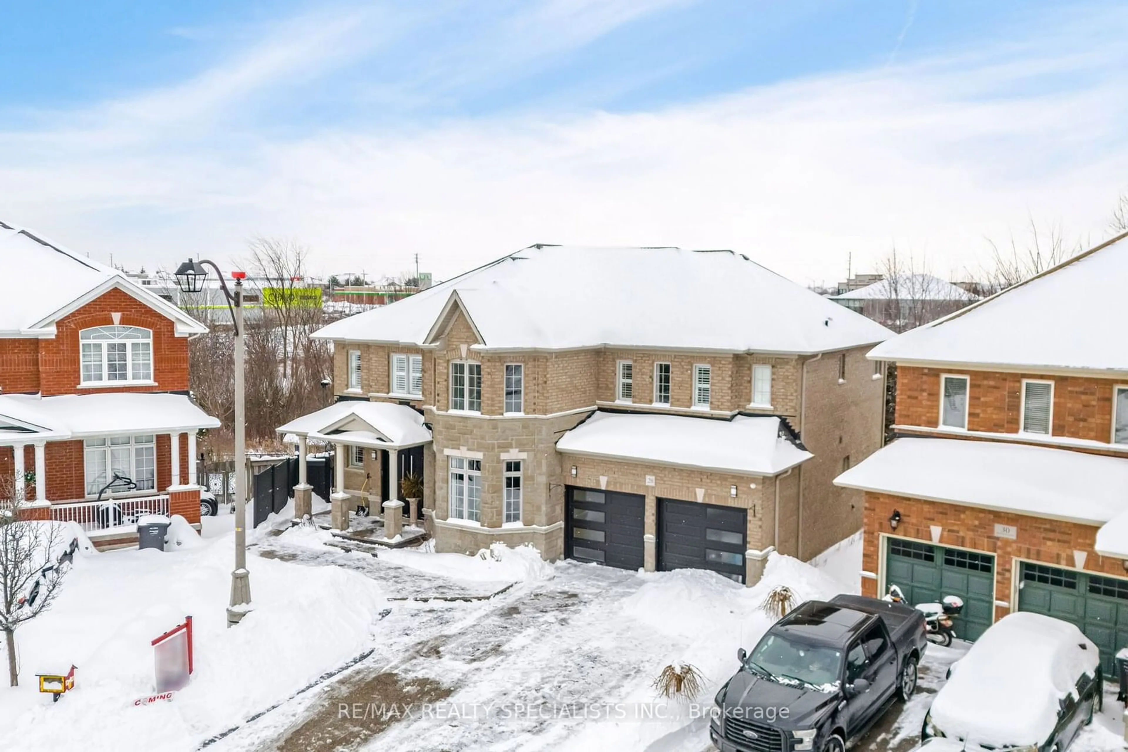 A pic from outside/outdoor area/front of a property/back of a property/a pic from drone, street for 28 Kippen Crt, Brampton Ontario L6R 0P7