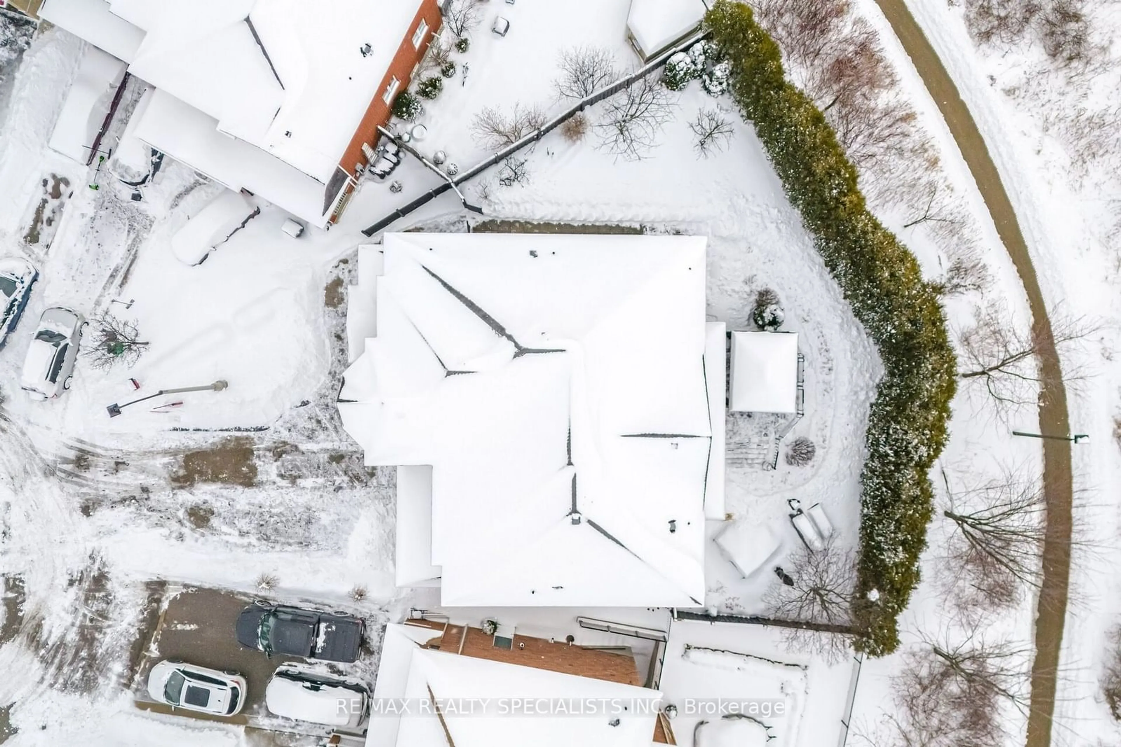 A pic from outside/outdoor area/front of a property/back of a property/a pic from drone, building for 28 Kippen Crt, Brampton Ontario L6R 0P7