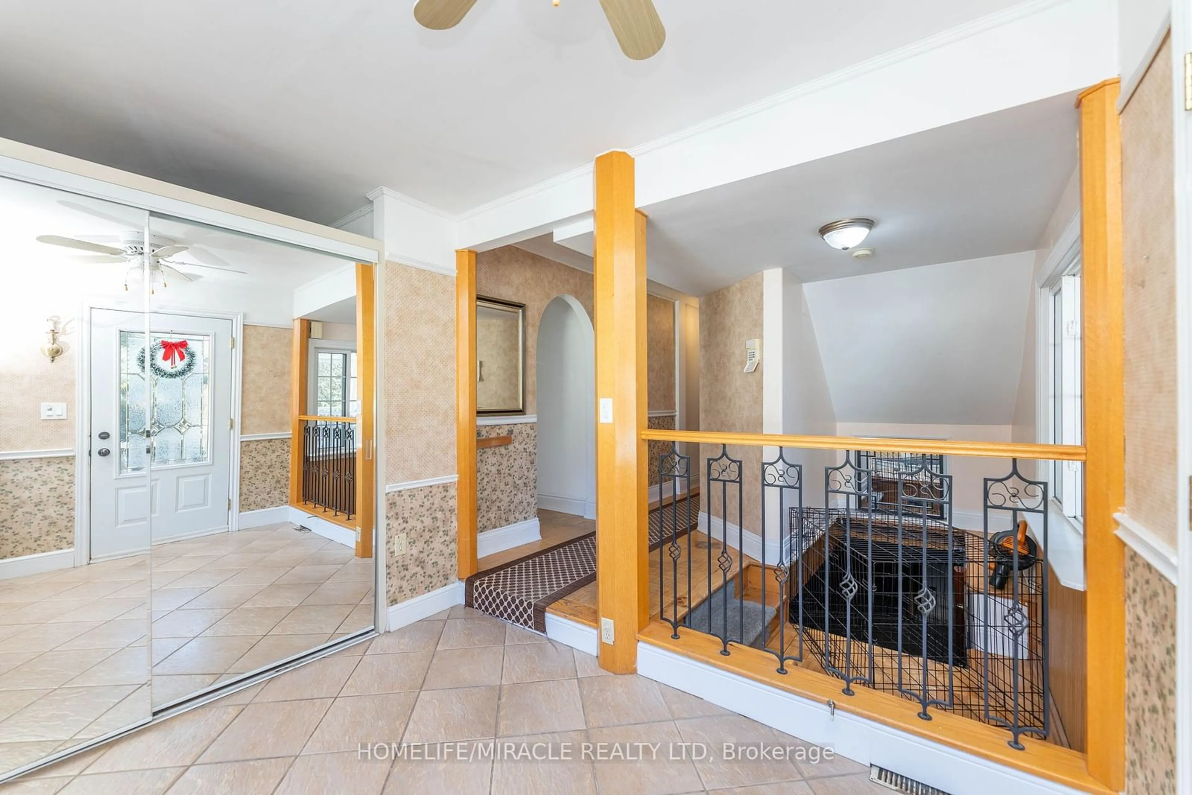 Indoor foyer for 115 King St, Caledon Ontario L7C 1P2