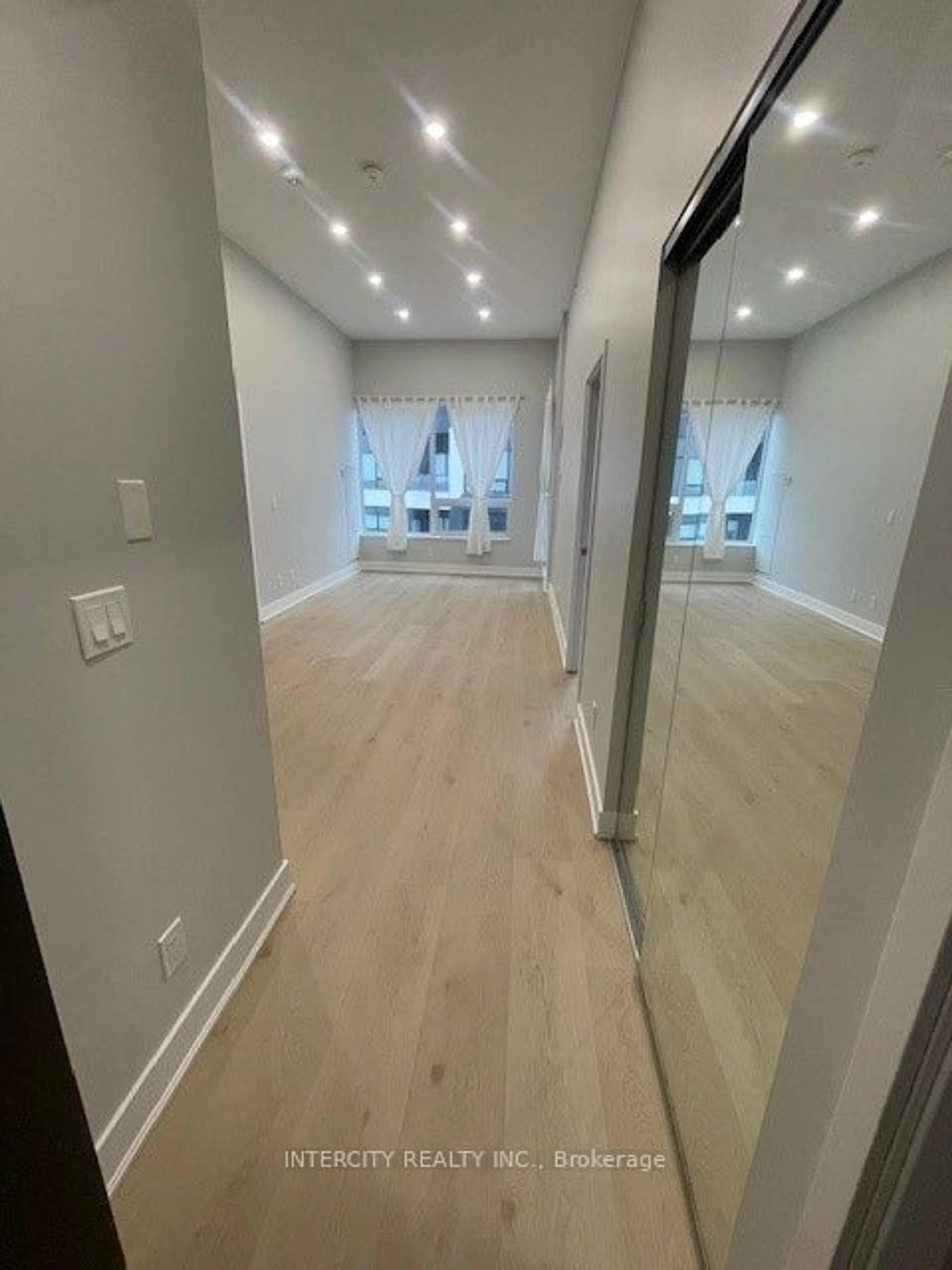 A pic of a room for 297 Oak Walk Dr #409, Oakville Ontario L6H 6Z3