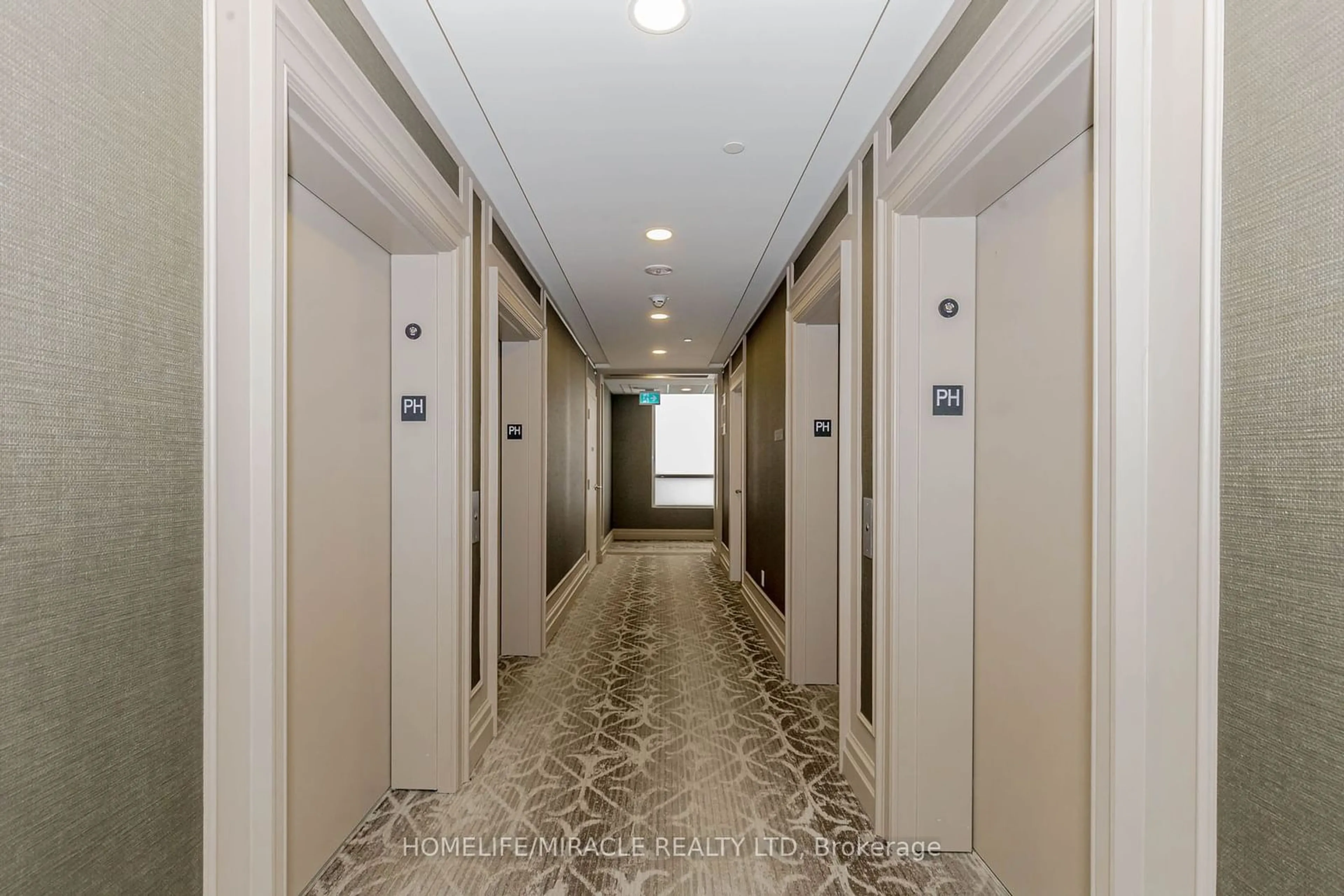 Indoor foyer for 36 Elm Dr West #3701, Mississauga Ontario L5B 0N3