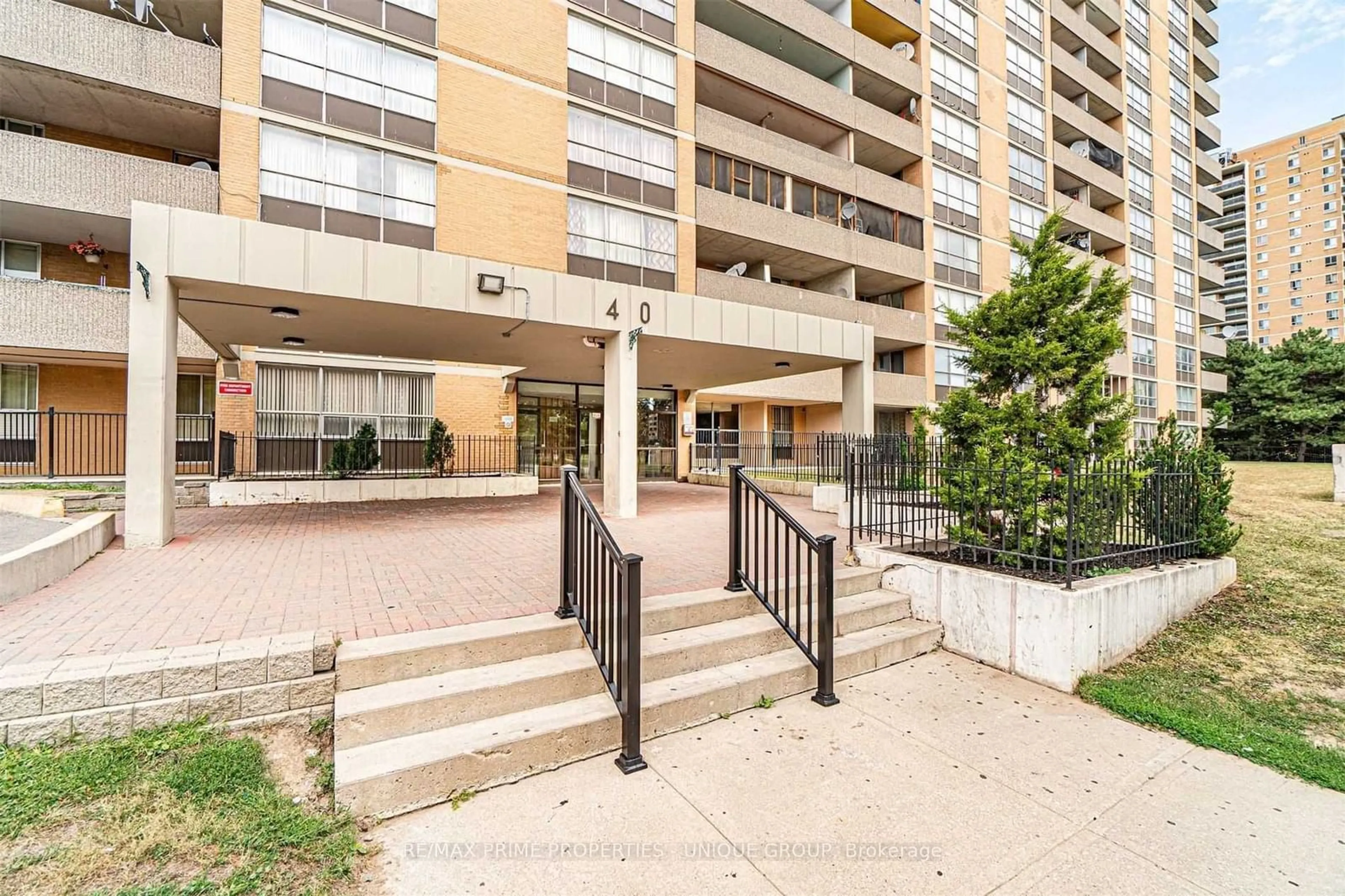 Patio, street for 40 Panorama Crt #806, Toronto Ontario M9V 4M1