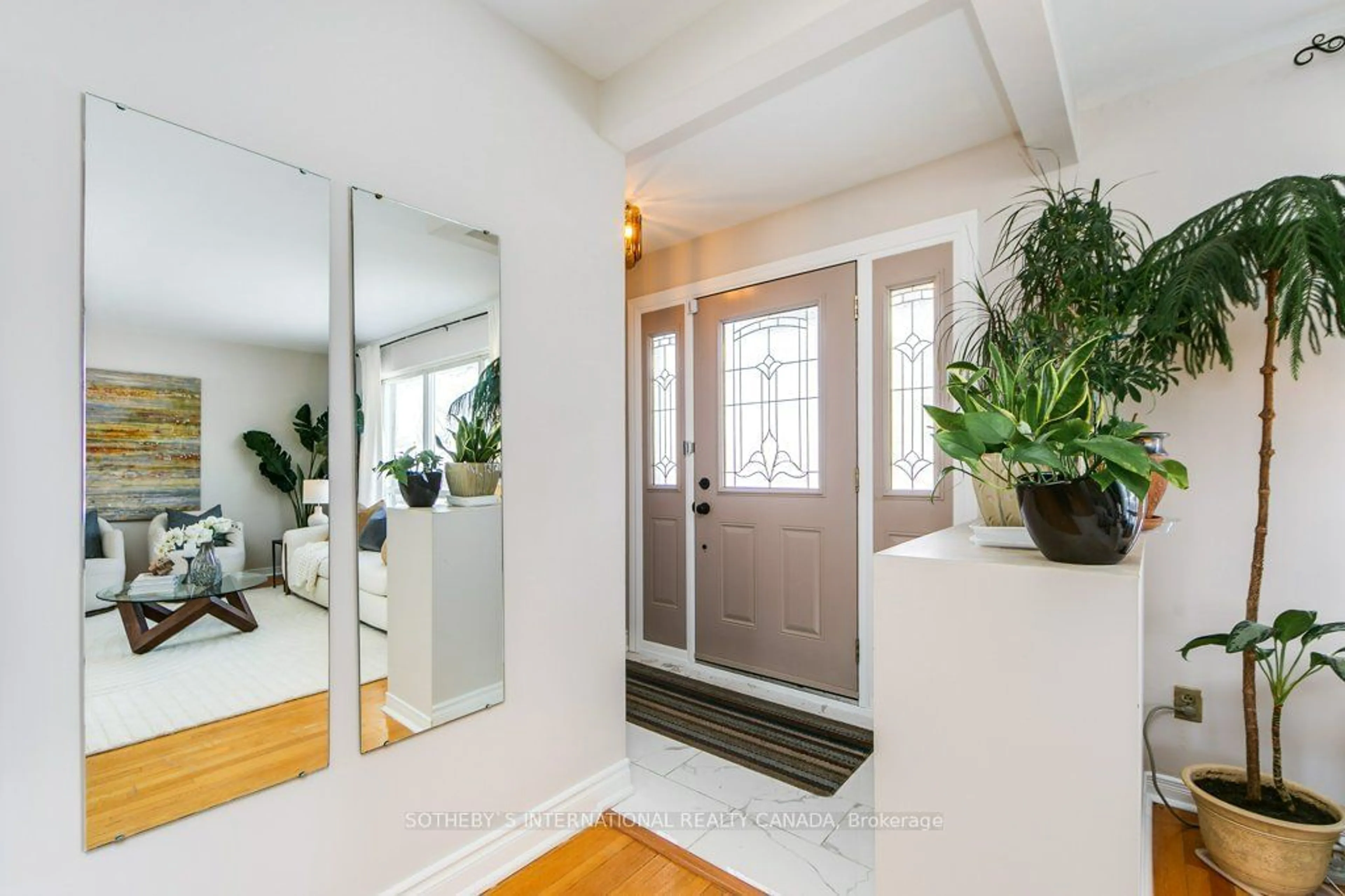 Indoor entryway for 4 Abigail Pl, Toronto Ontario M9R 3X2